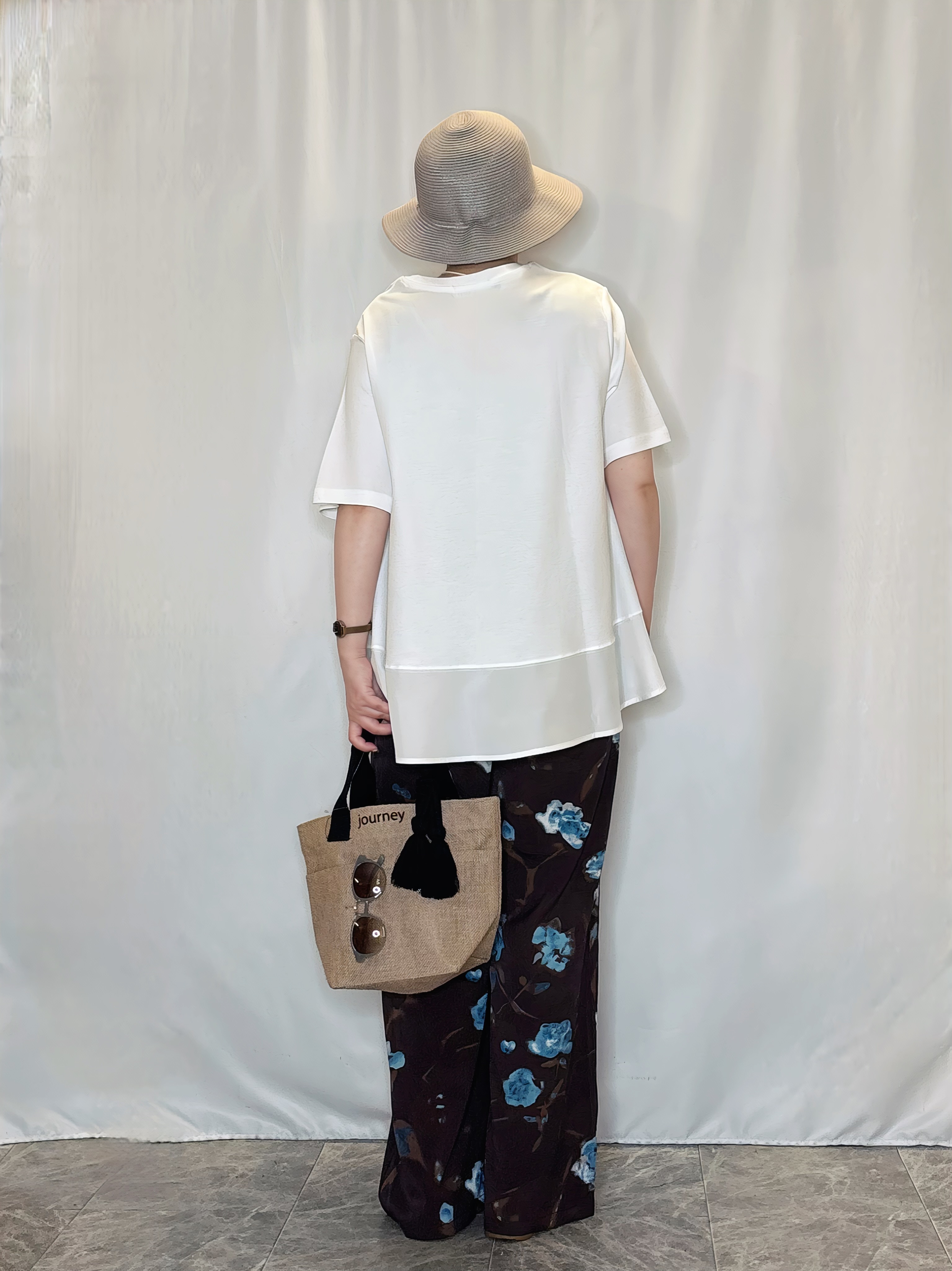 たみさんの「SHOO･LA･RUE｜【ひんやり/UV/抗菌防臭】体型カバーも叶う 裾切り替えAライントップス」を使ったコーディネート
