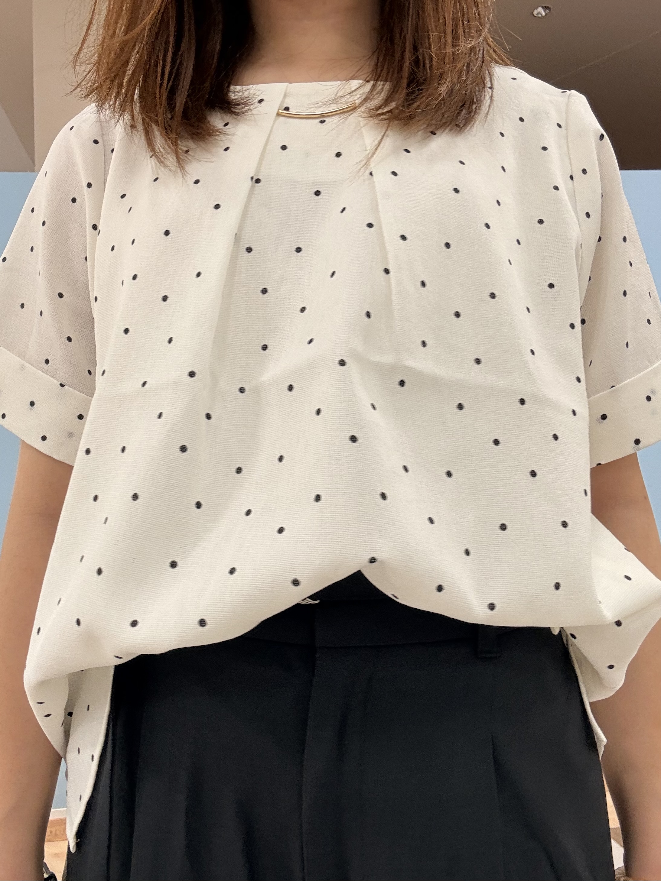 Naaatsuさんの「SHOO･LA･RUE｜【S-LL/洗濯機可】メタルバーがアクセント アクセいらずのドット柄ブラウス」を使ったコーディネート