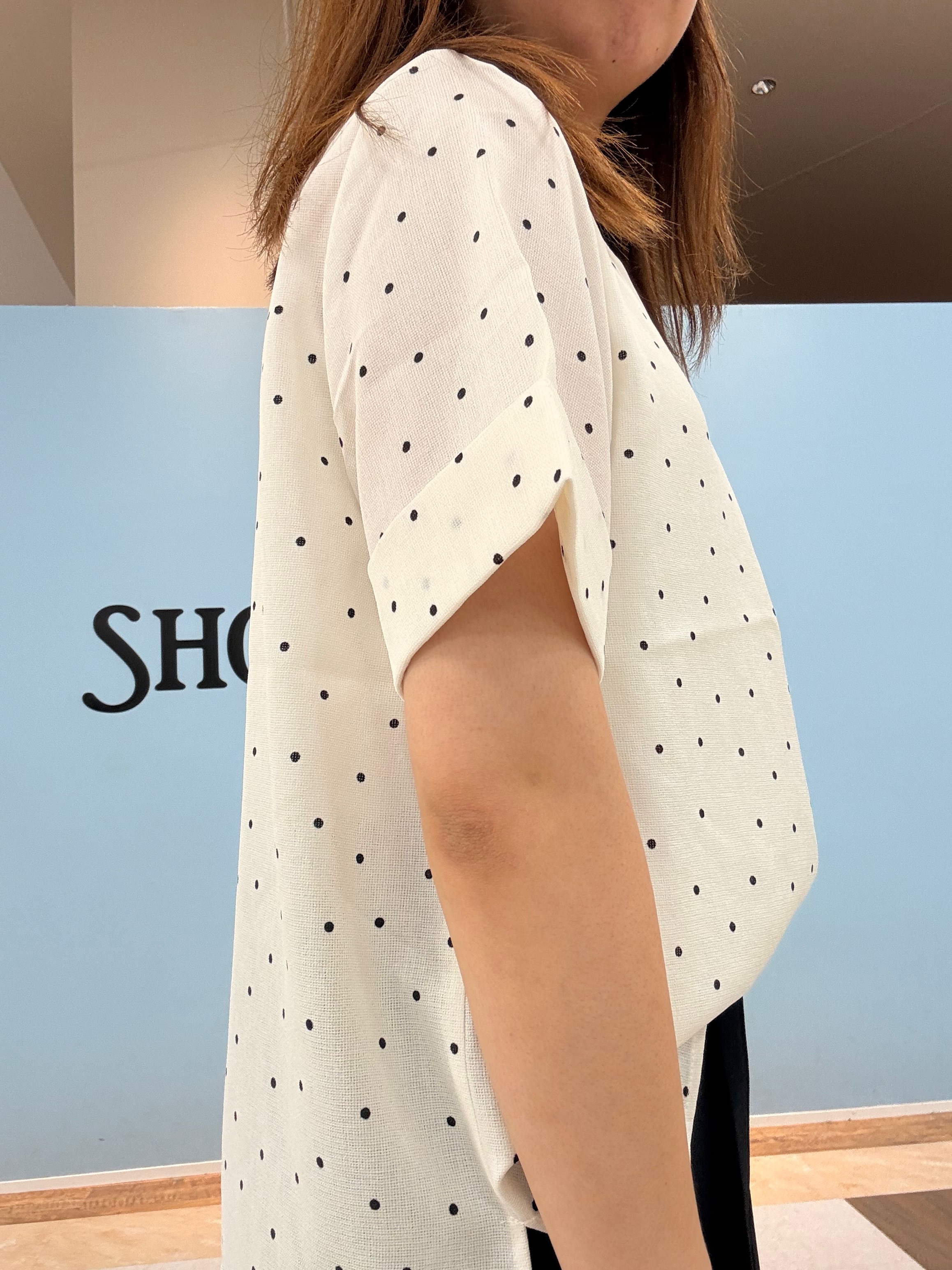 Naaatsuさんの「SHOO･LA･RUE｜【S-LL/洗濯機可】メタルバーがアクセント アクセいらずのドット柄ブラウス」を使ったコーディネート