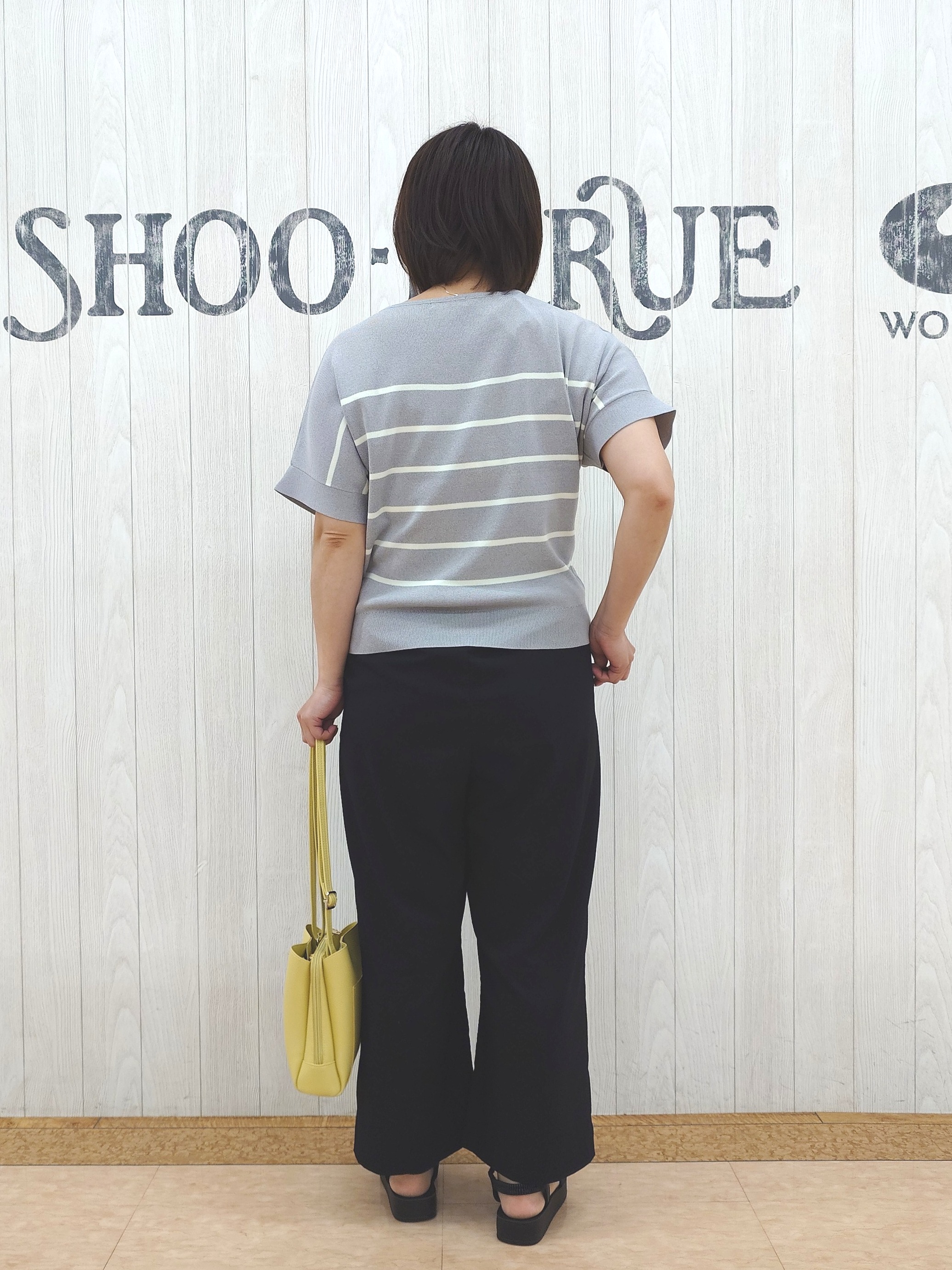 とろろさんの「SHOO･LA･RUE｜【毎日洗える/ひんやり/UV/S-LL】二の腕隠れる さらっとドルマン半袖ニット」を使ったコーディネート