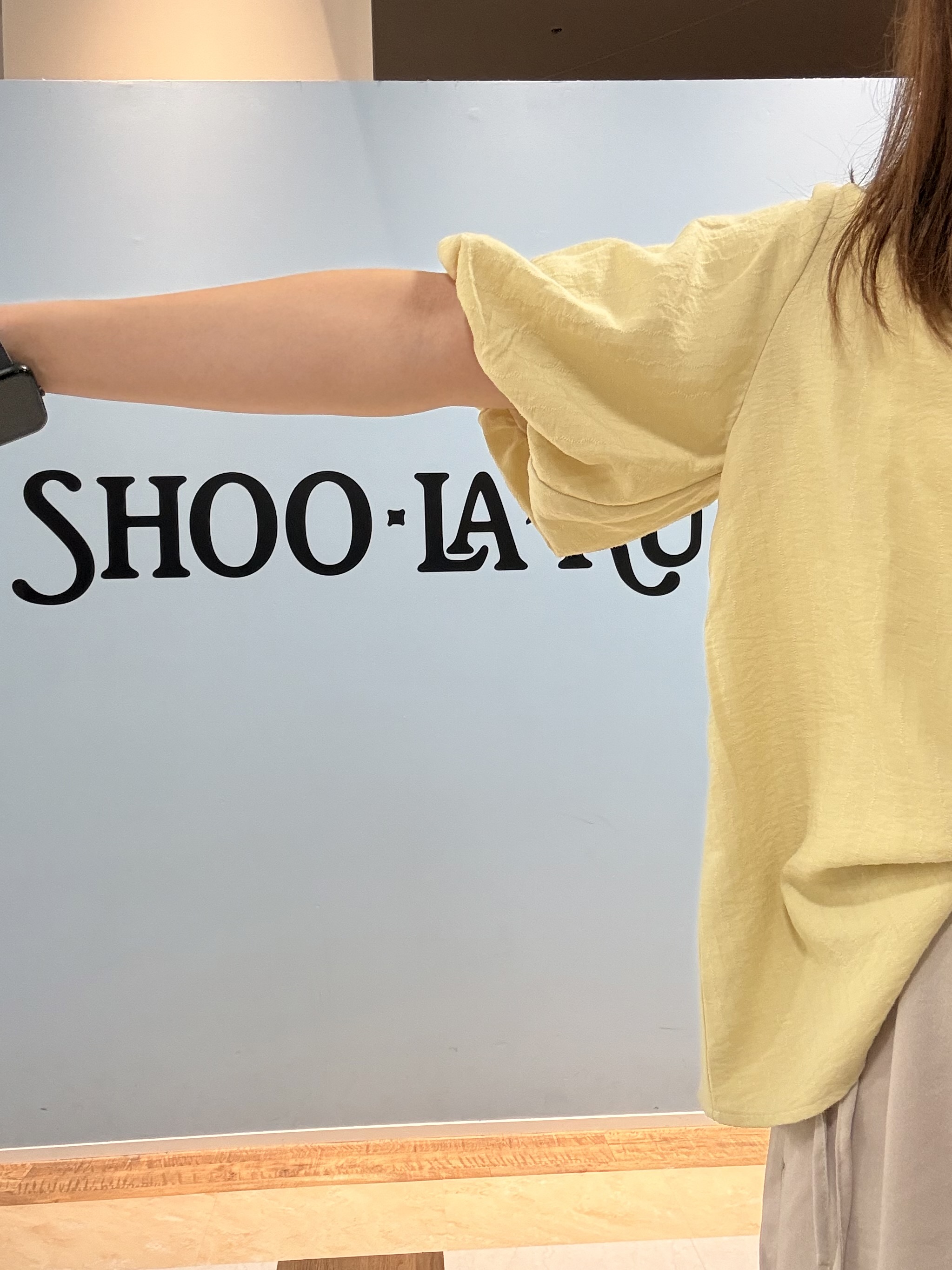 Naaatsuさんの「SHOO･LA･RUE｜【S-LL/洗濯機可】バルーンスリーブ　キーネックブラウス」を使ったコーディネート
