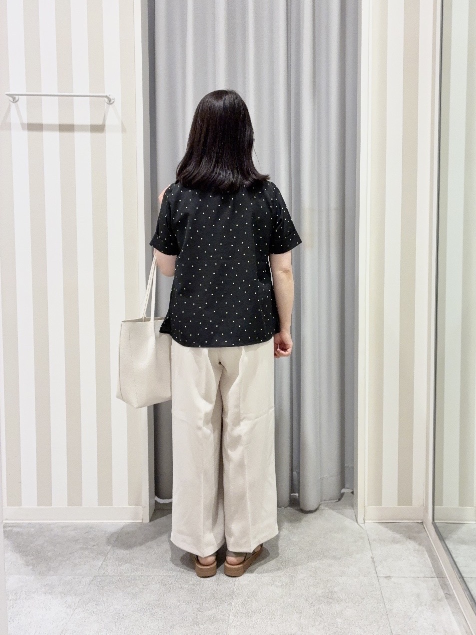 vanseさんの「SHOO･LA･RUE｜【S-LL/洗濯機可】メタルバーがアクセント アクセいらずのドット柄ブラウス」を使ったコーディネート