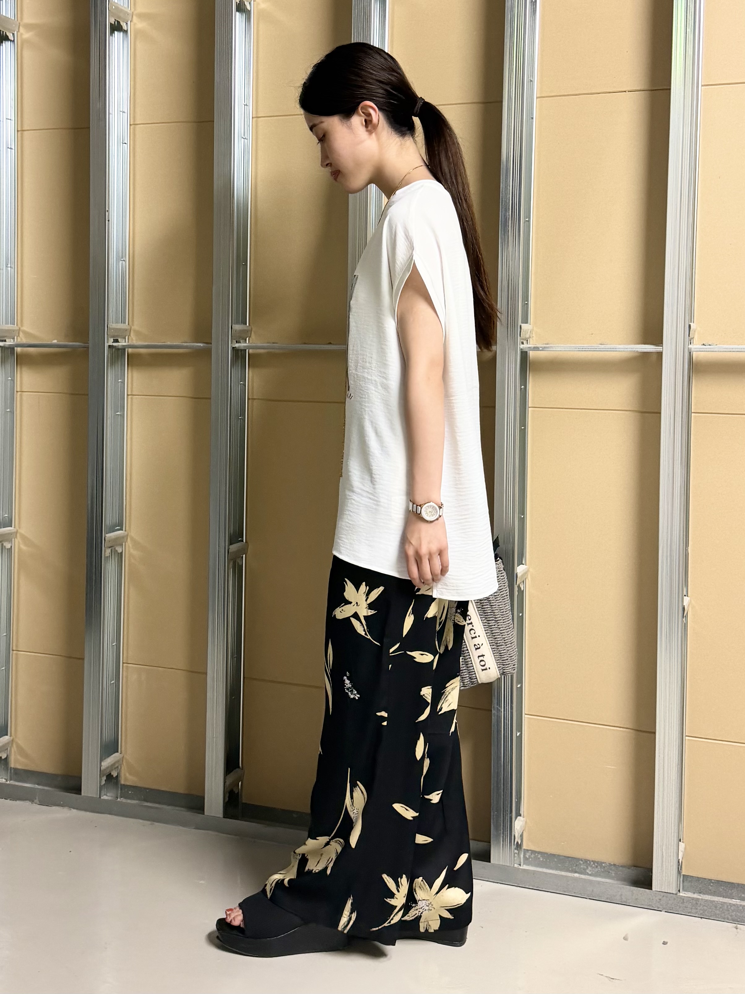 sahoさんの「THE SHOP TK｜【ひんやりさらさら】軽やかに着られる プリントTシャツ」を使ったコーディネート