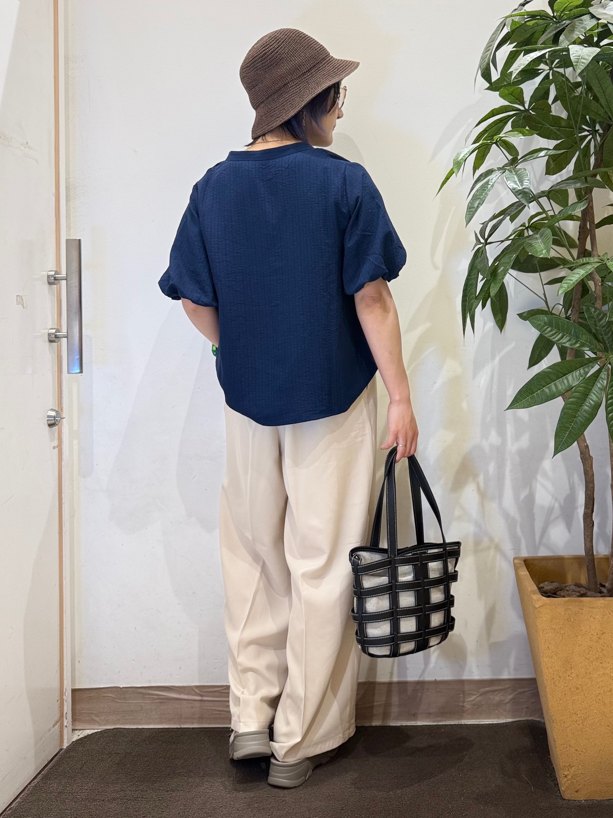 misakiさんの「SHOO･LA･RUE｜【S-LL/洗濯機可】バルーンスリーブ　キーネックブラウス」を使ったコーディネート