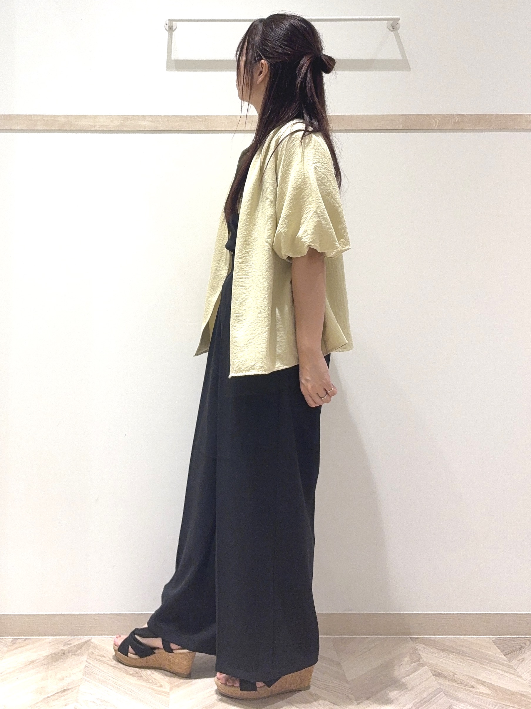 nanaさんの「SHOO･LA･RUE｜【S-LL/洗濯機可】バルーンスリーブ　キーネックブラウス」を使ったコーディネート