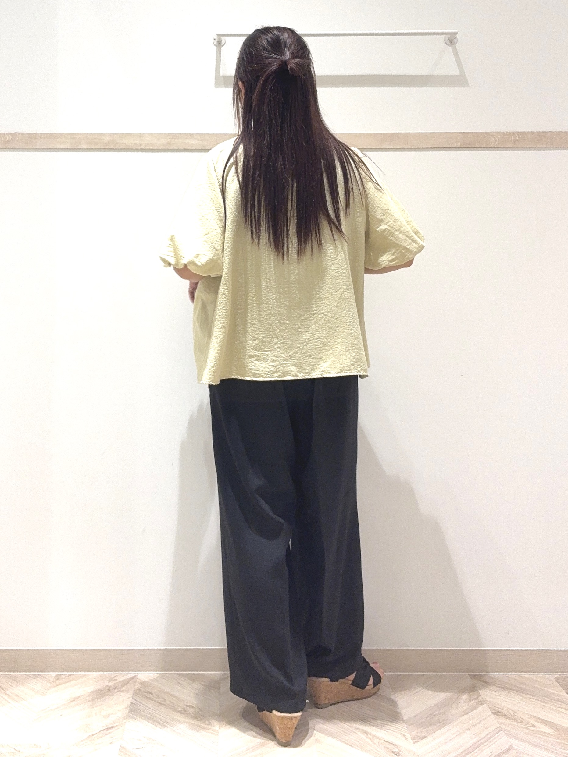 nanaさんの「SHOO･LA･RUE｜【S-LL/洗濯機可】バルーンスリーブ　キーネックブラウス」を使ったコーディネート