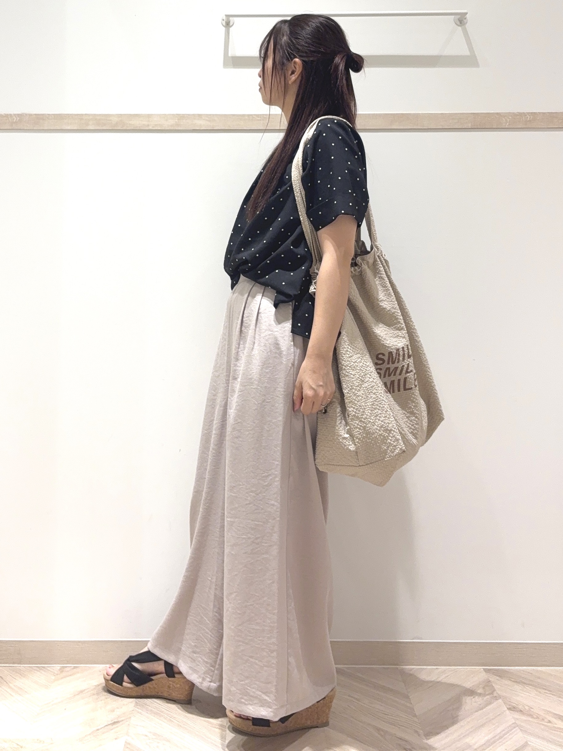 nanaさんの「SHOO･LA･RUE｜【S-LL/洗濯機可】メタルバーがアクセント アクセいらずのドット柄ブラウス」を使ったコーディネート