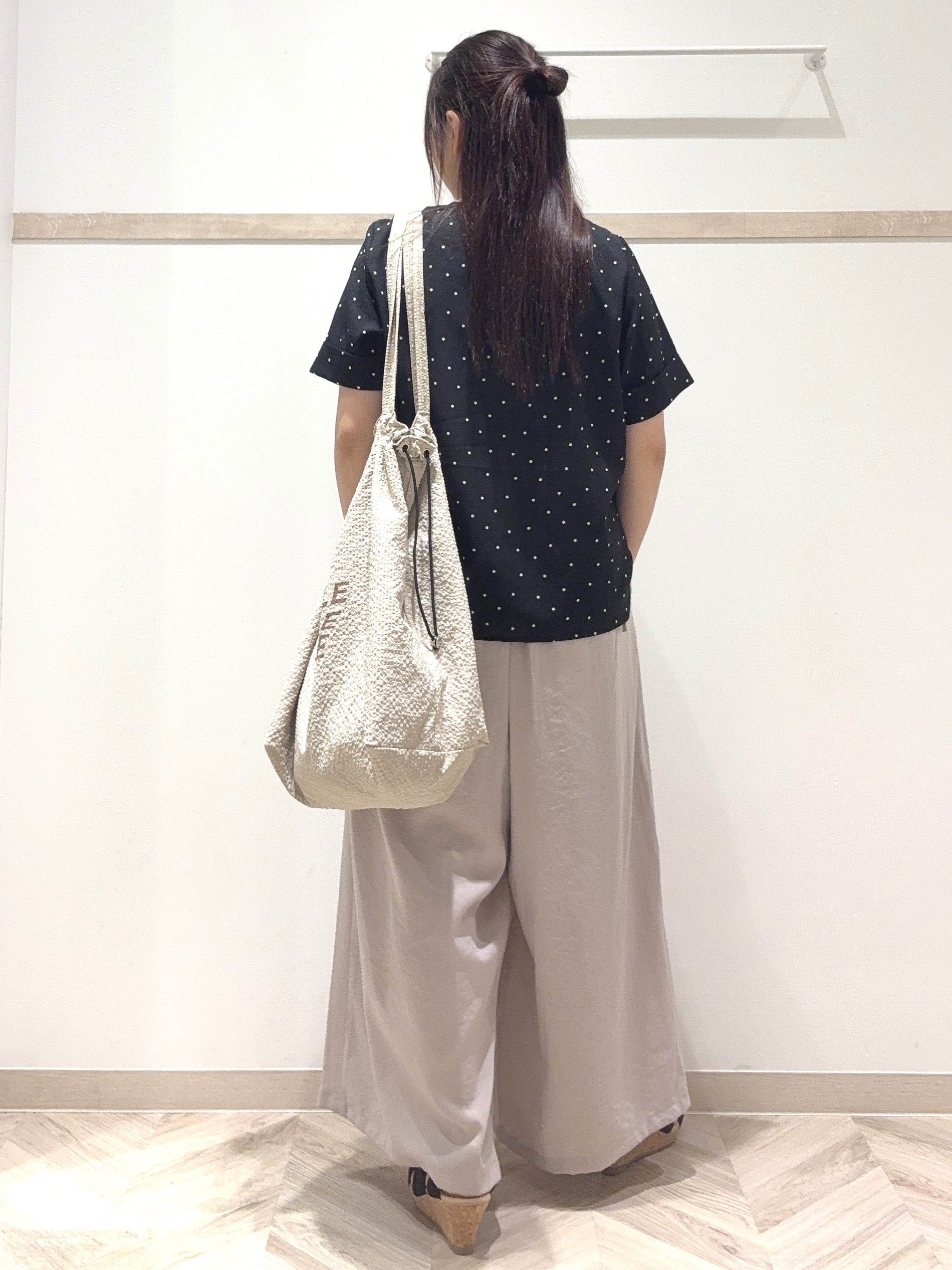 nanaさんの「SHOO･LA･RUE｜【S-LL/洗濯機可】メタルバーがアクセント アクセいらずのドット柄ブラウス」を使ったコーディネート