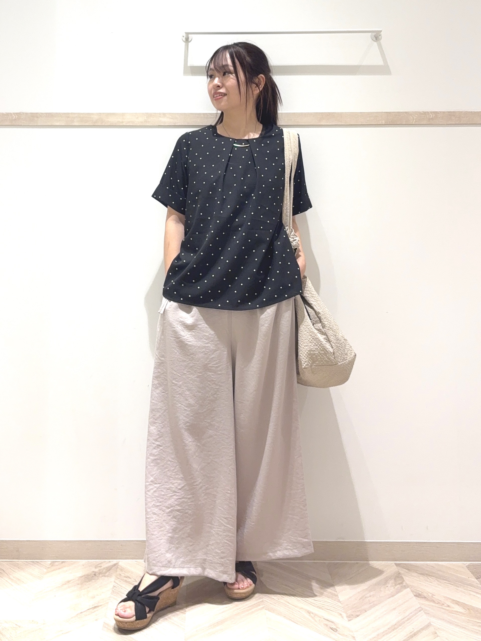 nanaさんの「SHOO･LA･RUE｜【S-LL/洗濯機可】メタルバーがアクセント アクセいらずのドット柄ブラウス」を使ったコーディネート