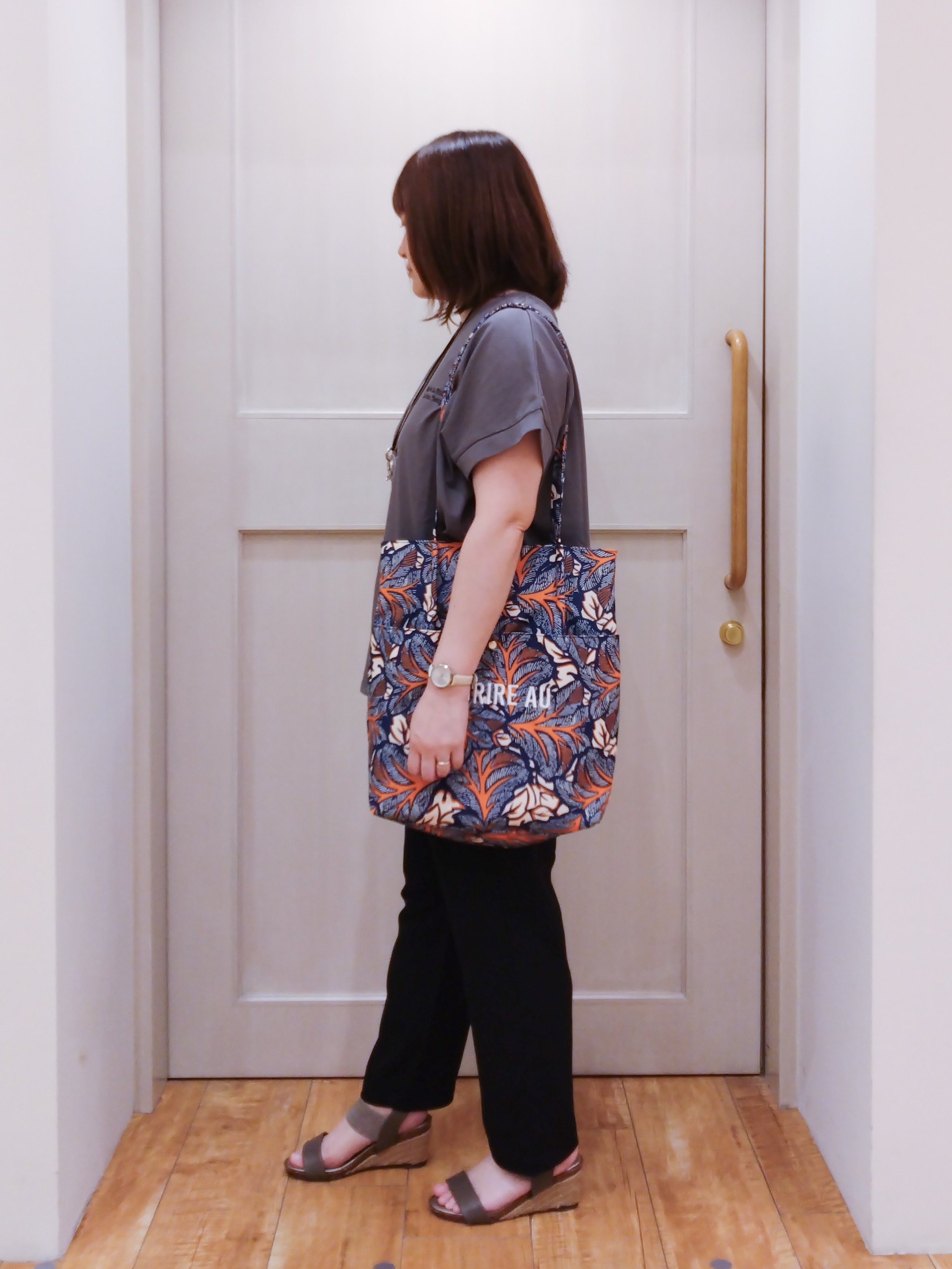 みーさんの「SHOO･LA･RUE｜【汗じみ防止/ひんやり/S-LL】インせず着られる 刺繍ロゴTシャツ」を使ったコーディネート