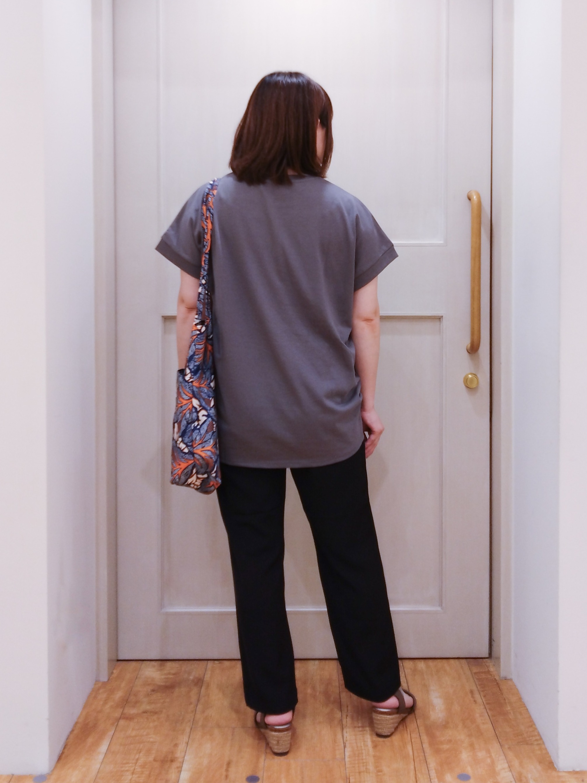 みーさんの「SHOO･LA･RUE｜【汗じみ防止/ひんやり/S-LL】インせず着られる 刺繍ロゴTシャツ」を使ったコーディネート
