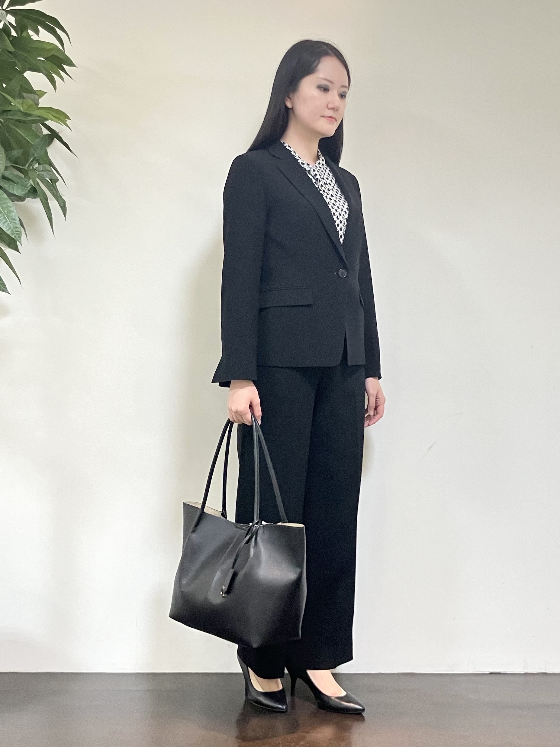 カレンさんの「UNTITLED｜スプリットレザートート」を使ったコーディネート