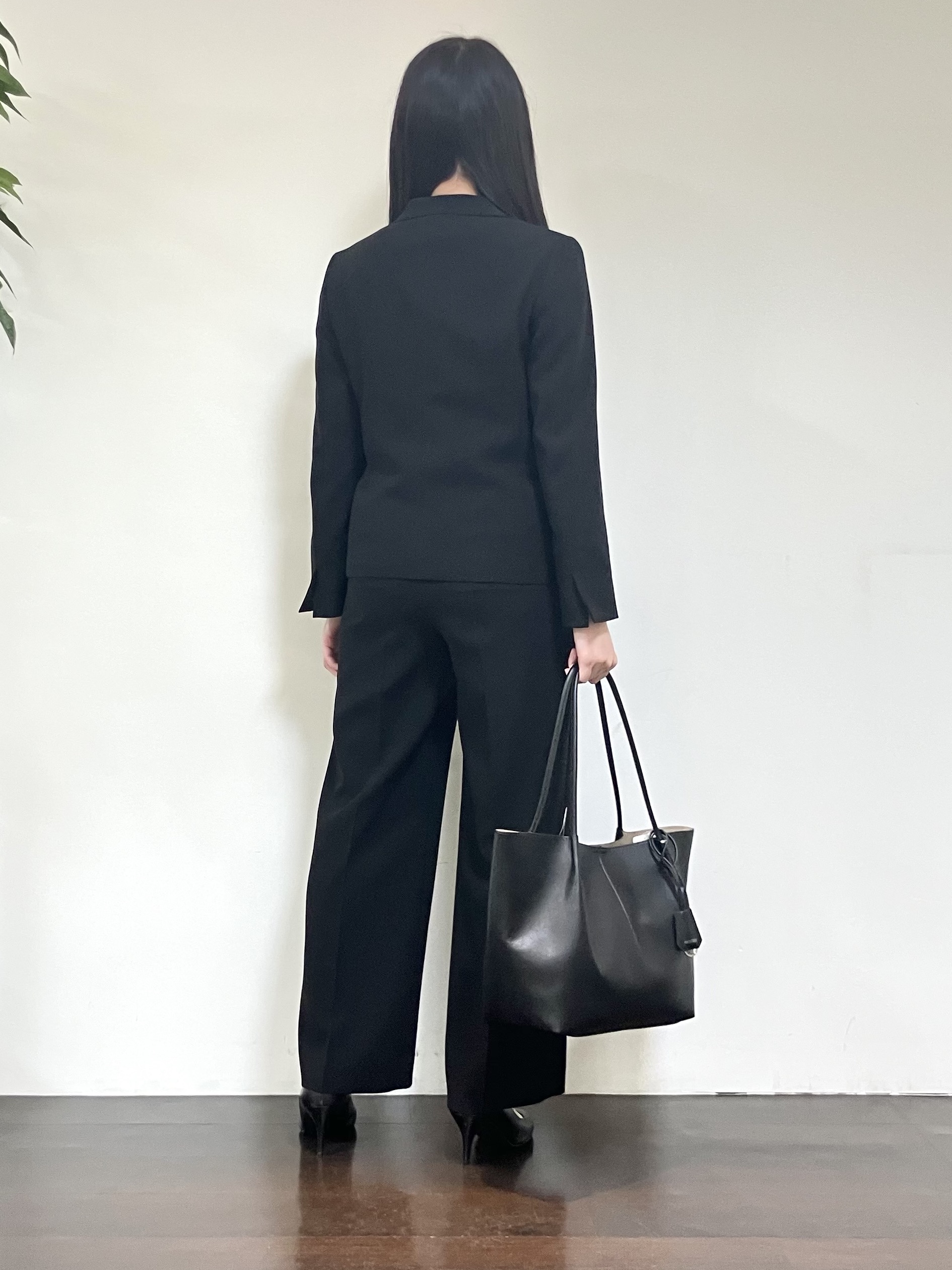 カレンさんの「UNTITLED｜スプリットレザートート」を使ったコーディネート
