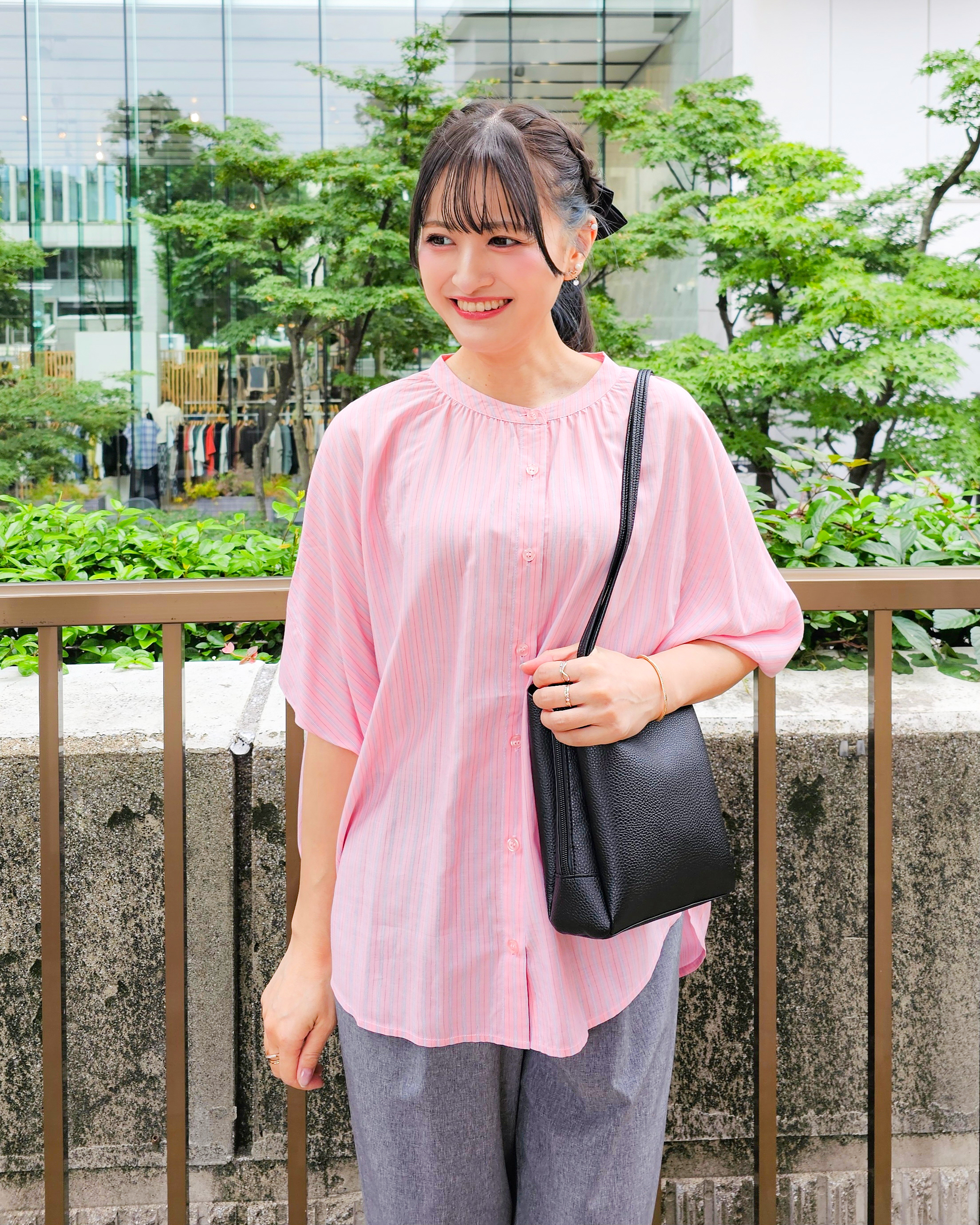 ゆゆさんの「SHOO･LA･RUE｜【ひんやり/洗濯機可/体型カバー】二の腕隠れる ゆるっと襟ギャザーレーヨンブラウス」を使ったコーディネート