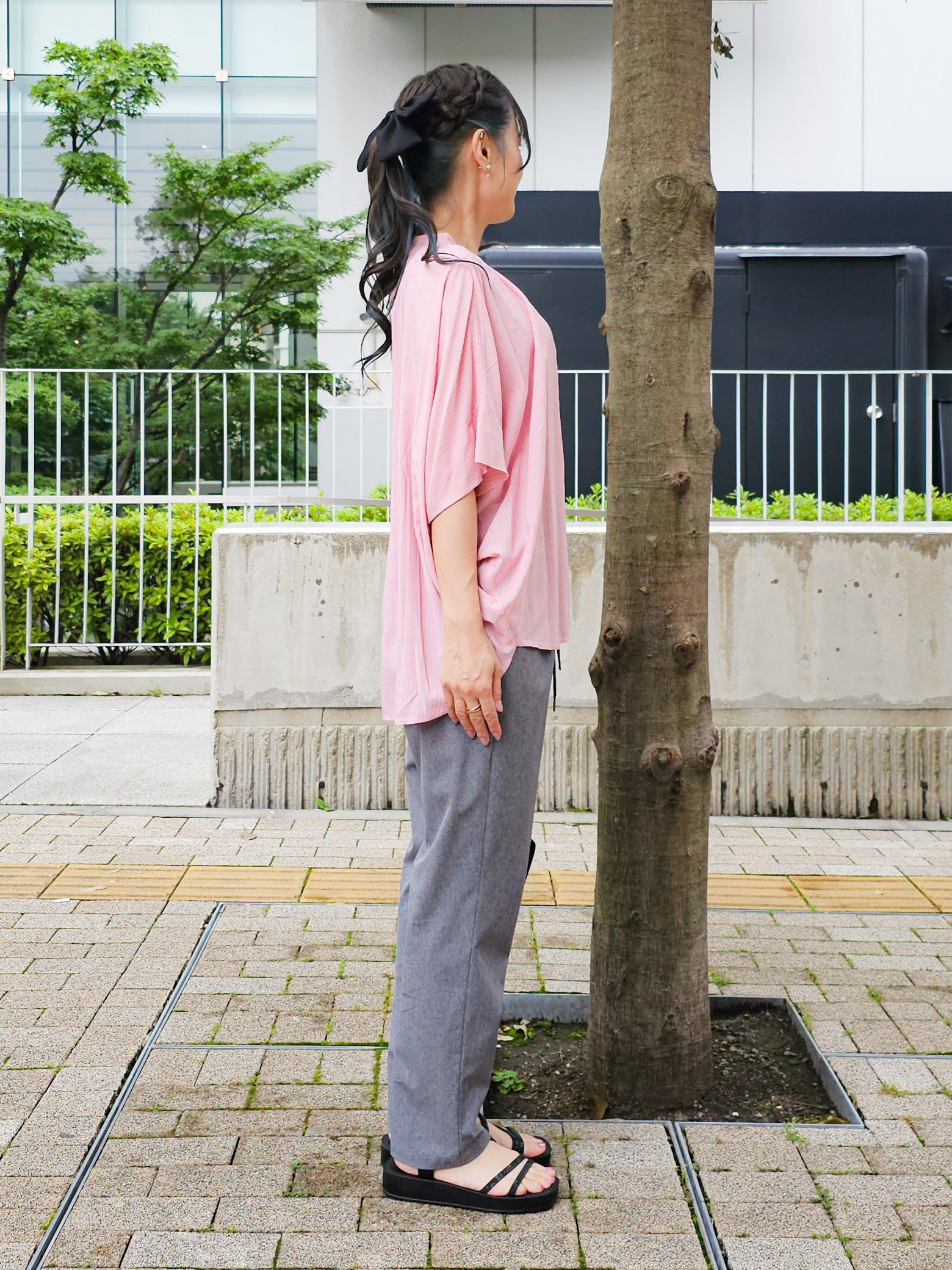 ゆゆさんの「SHOO･LA･RUE｜【ひんやり/洗濯機可/体型カバー】二の腕隠れる ゆるっと襟ギャザーレーヨンブラウス」を使ったコーディネート