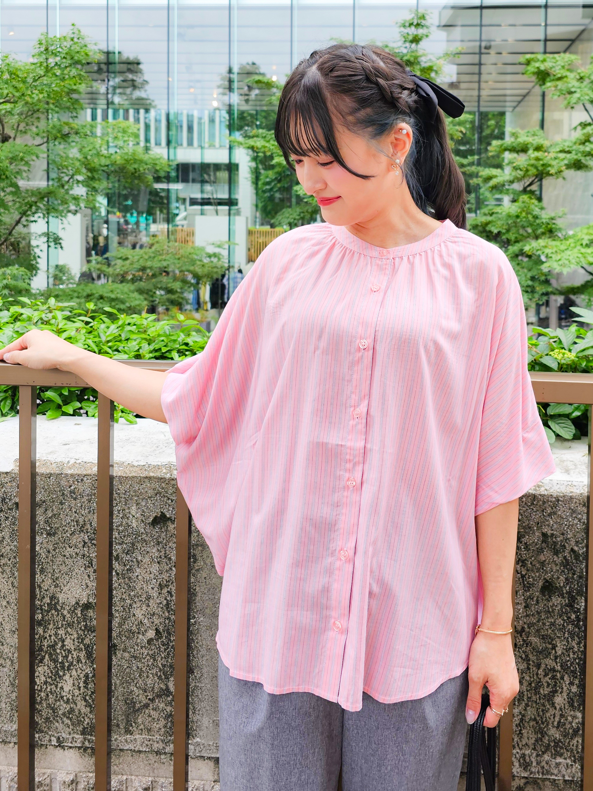 ゆゆさんの「SHOO･LA･RUE｜【ひんやり/洗濯機可/体型カバー】二の腕隠れる ゆるっと襟ギャザーレーヨンブラウス」を使ったコーディネート