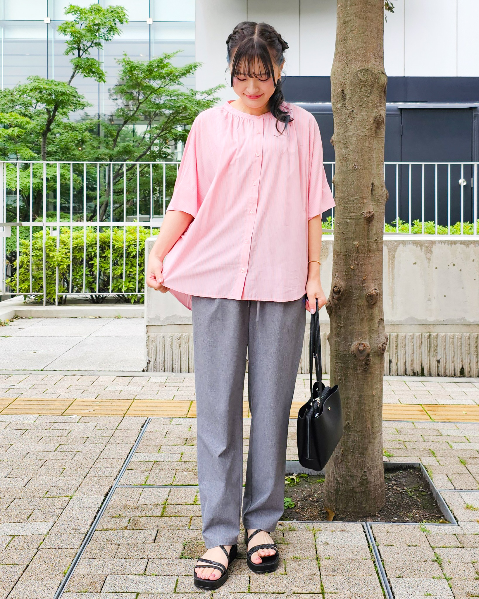 ゆゆさんの「SHOO･LA･RUE｜【ひんやり/洗濯機可/体型カバー】二の腕隠れる ゆるっと襟ギャザーレーヨンブラウス」を使ったコーディネート