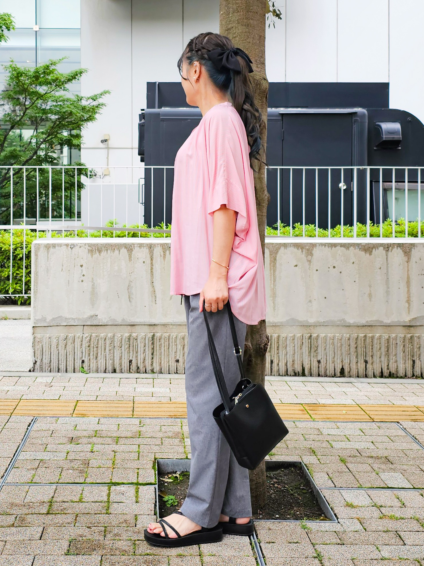 ゆゆさんの「SHOO･LA･RUE｜【ひんやり/洗濯機可/体型カバー】二の腕隠れる ゆるっと襟ギャザーレーヨンブラウス」を使ったコーディネート