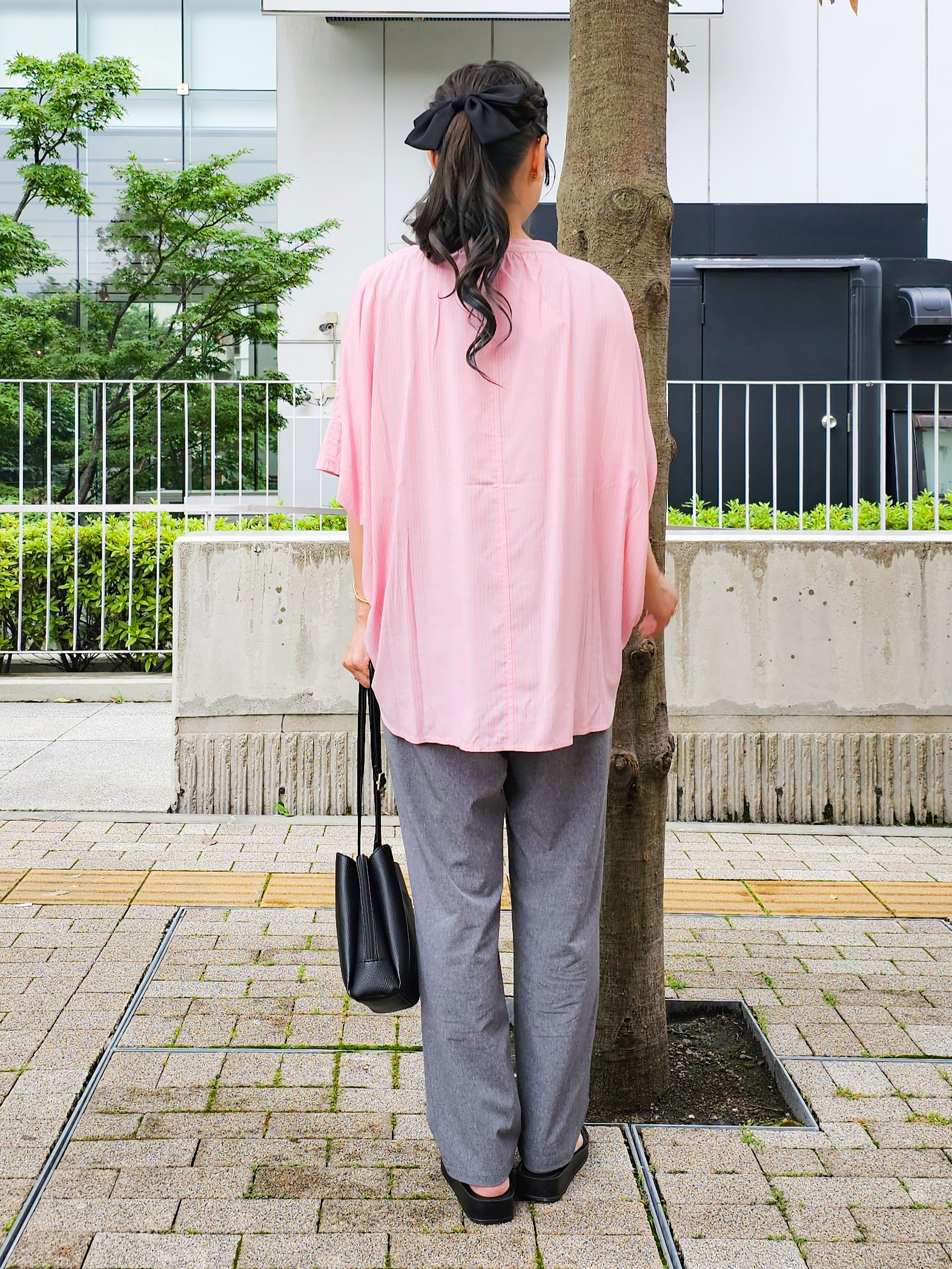 ゆゆさんの「SHOO･LA･RUE｜【ひんやり/洗濯機可/体型カバー】二の腕隠れる ゆるっと襟ギャザーレーヨンブラウス」を使ったコーディネート