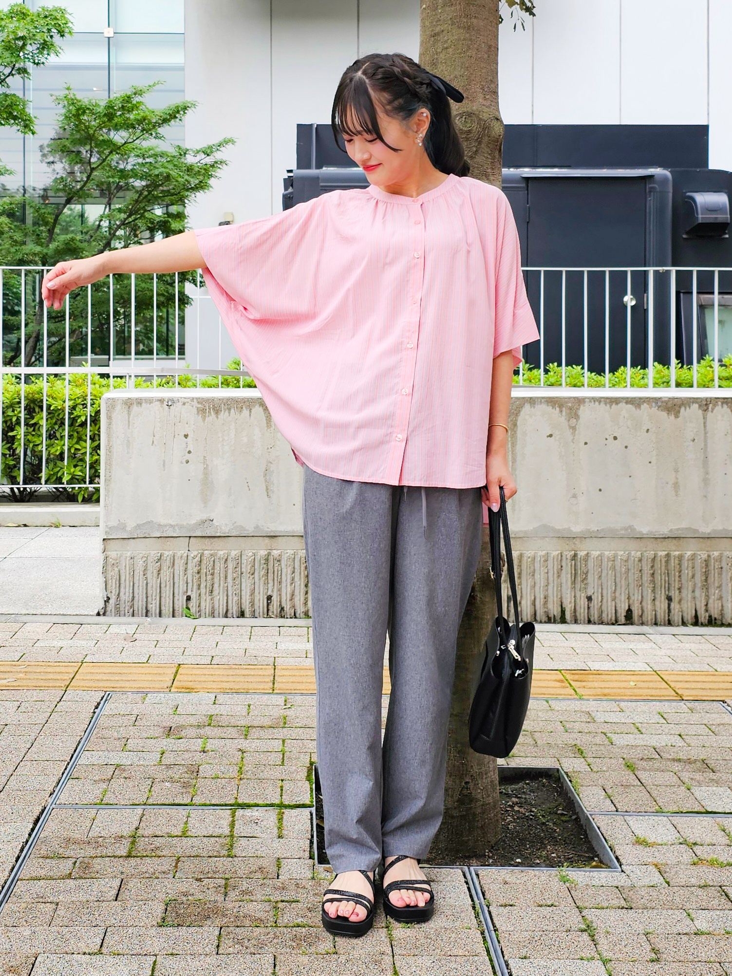 ゆゆさんの「SHOO･LA･RUE｜【ひんやり/洗濯機可/体型カバー】二の腕隠れる ゆるっと襟ギャザーレーヨンブラウス」を使ったコーディネート