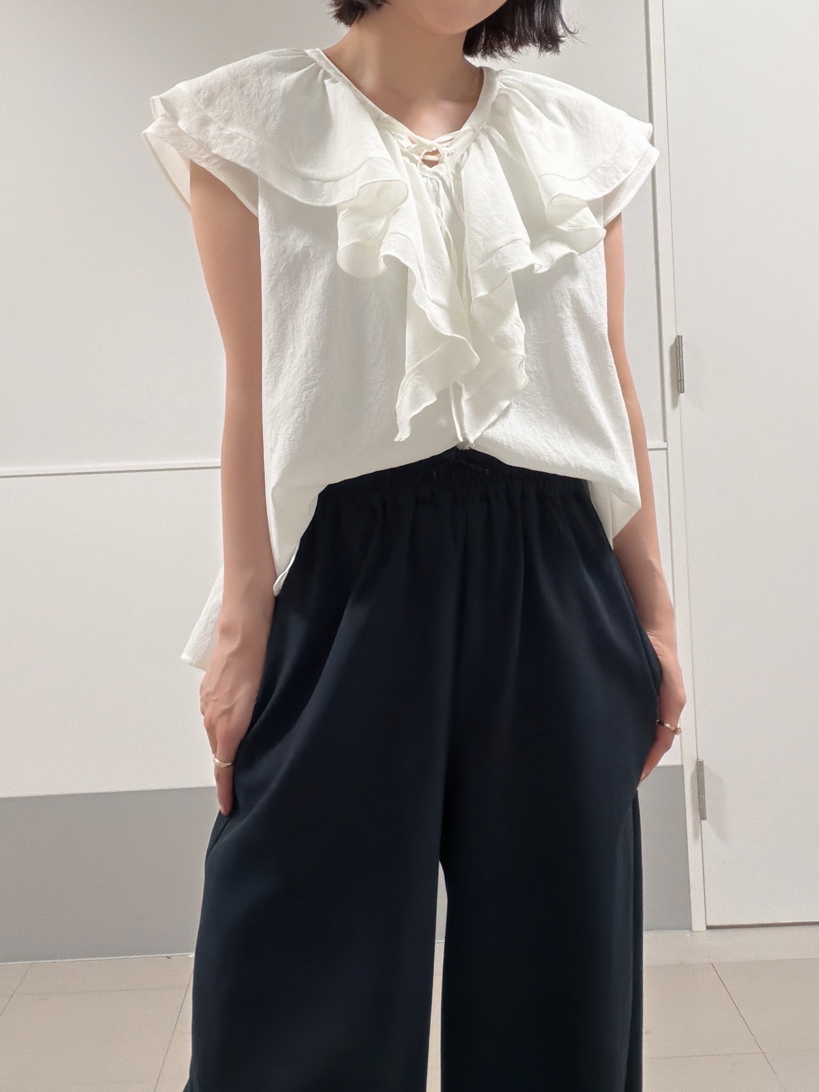 アースさんの「Reflect｜【通気性あり／涼しい／マシンウォッシャブル】フリルブラウス」を使ったコーディネート