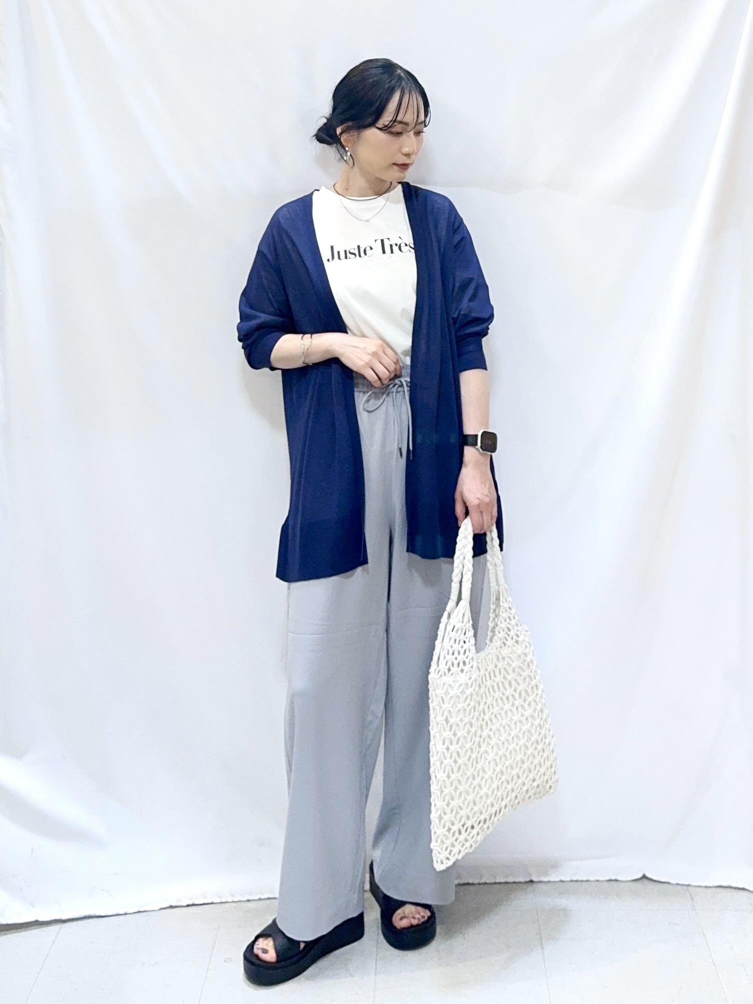 𝐇𝐢𝐫𝐨𝐦𝐢さんの「SHOO･LA･RUE｜【ひんやり/洗濯機可/S-LL】着る方がすっきり見えに マルチに使えるミドルトッパーカーディガン」を使ったコーディネート