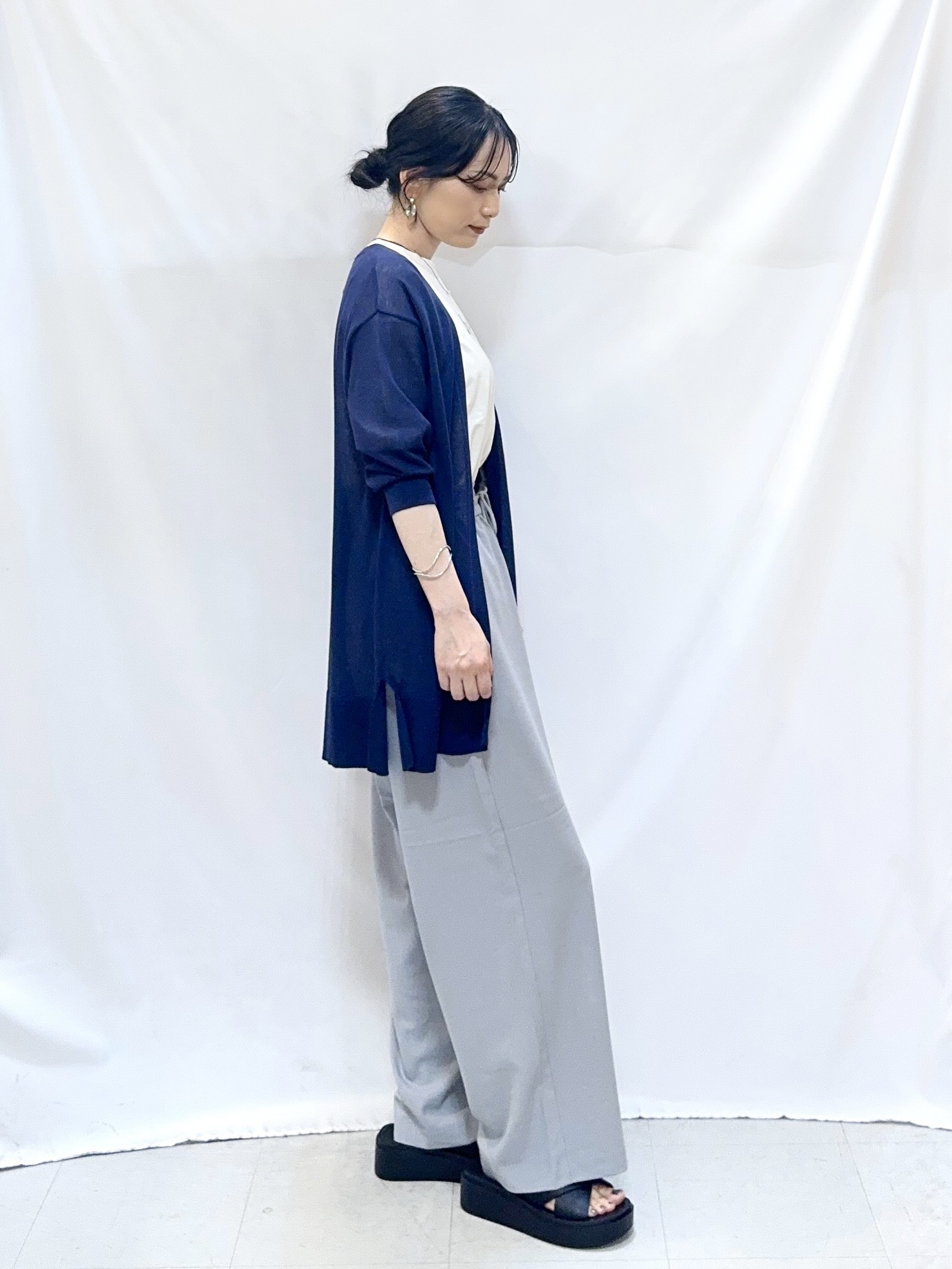 𝐇𝐢𝐫𝐨𝐦𝐢さんの「SHOO･LA･RUE｜【ひんやり/洗濯機可/S-LL】着る方がすっきり見えに マルチに使えるミドルトッパーカーディガン」を使ったコーディネート