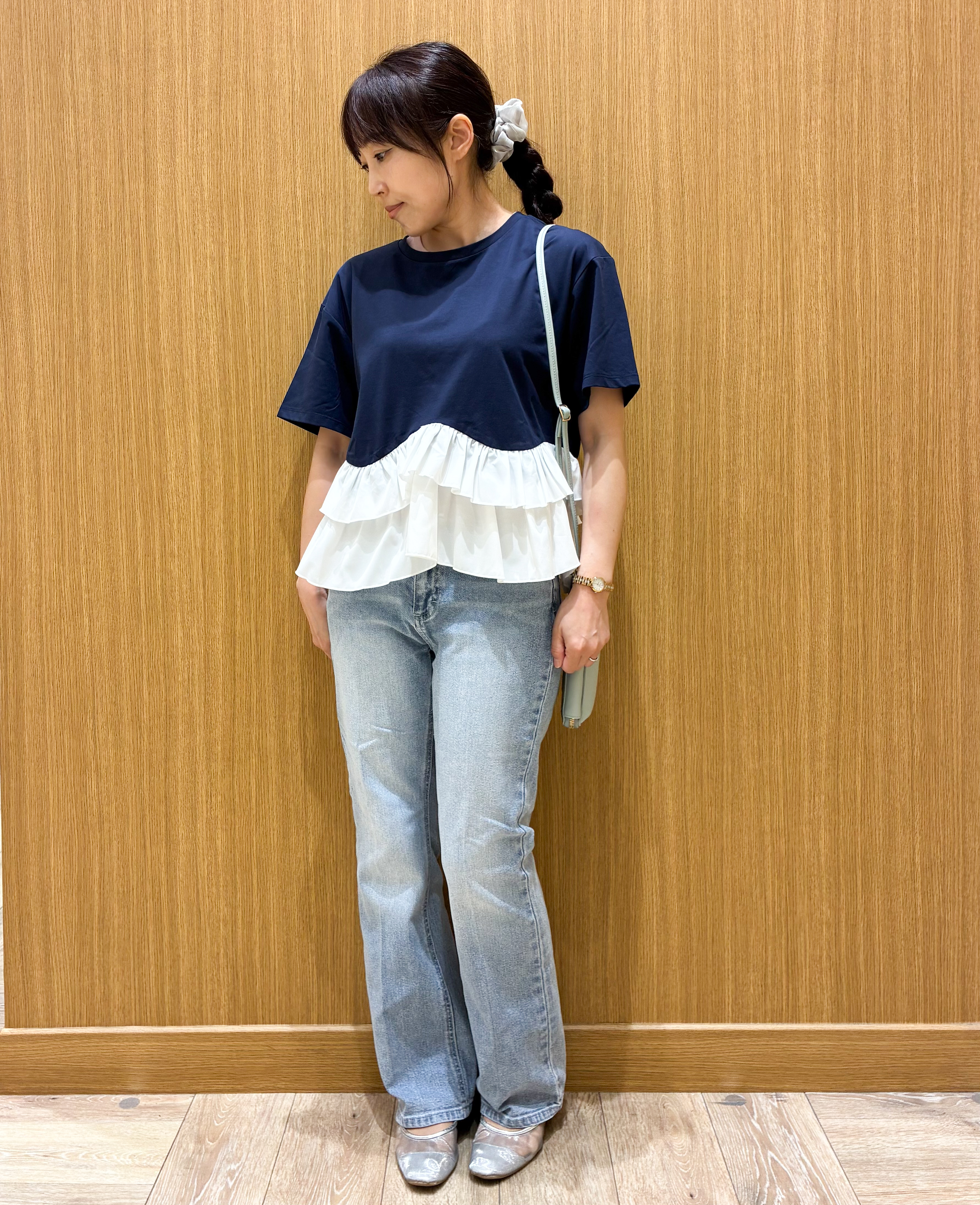 tomoさんの「OPAQUE.CLIP｜裾フリルドッキングTシャツ【洗濯機OK】」を使ったコーディネート