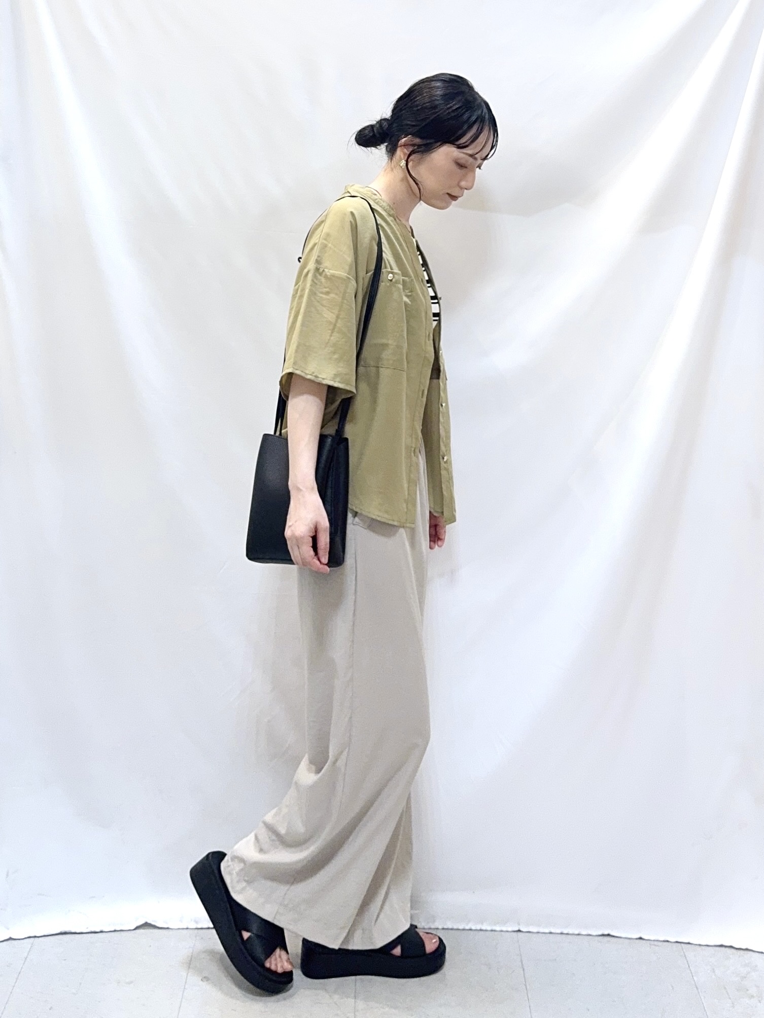 𝐇𝐢𝐫𝐨𝐦𝐢さんの「SHOO･LA･RUE｜【洗濯機可/S-LL】大人の抜け感 ゆるっと5分袖シャツ」を使ったコーディネート