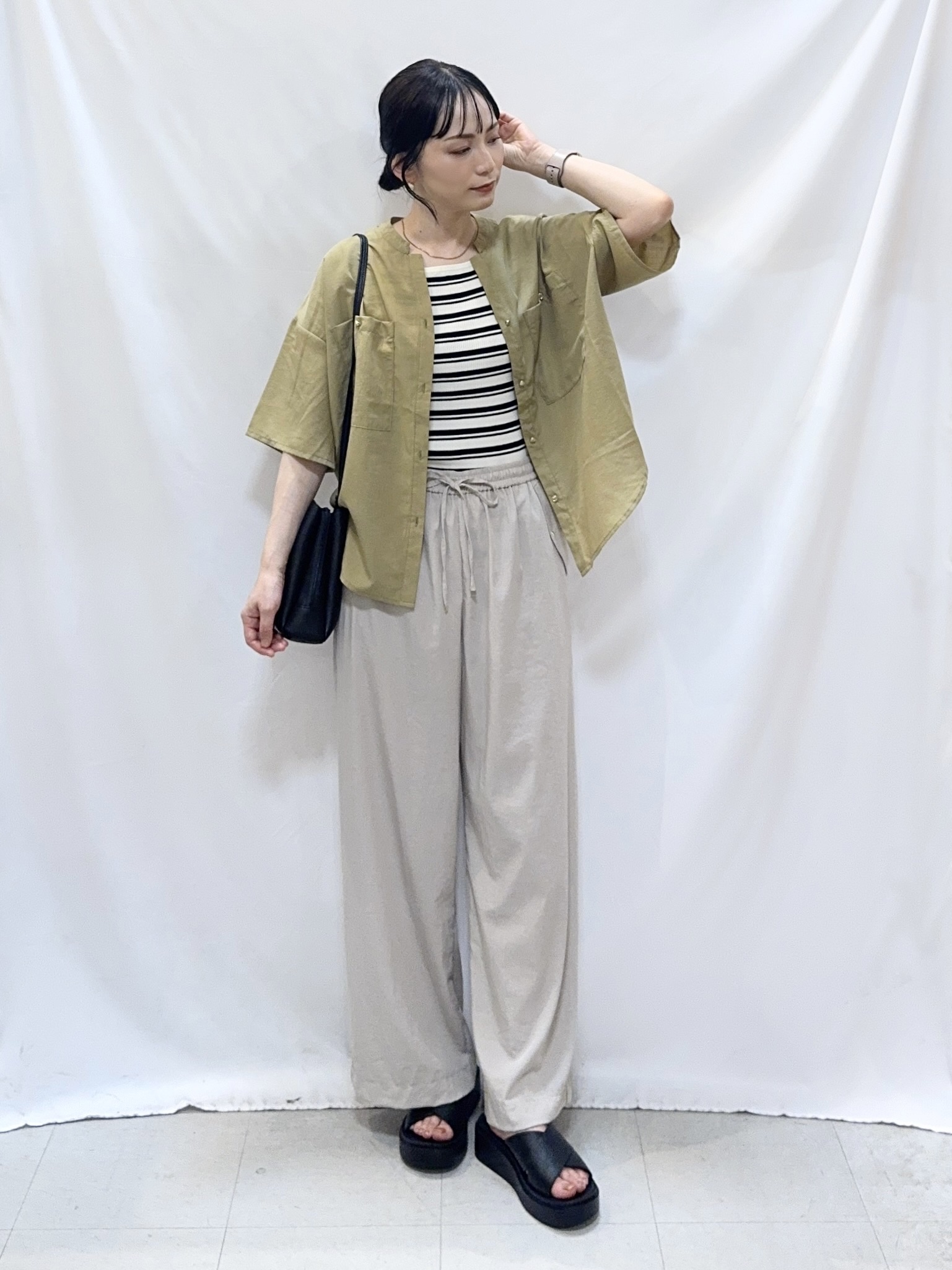 𝐇𝐢𝐫𝐨𝐦𝐢さんの「SHOO･LA･RUE｜【洗濯機可/S-LL】大人の抜け感 ゆるっと5分袖シャツ」を使ったコーディネート