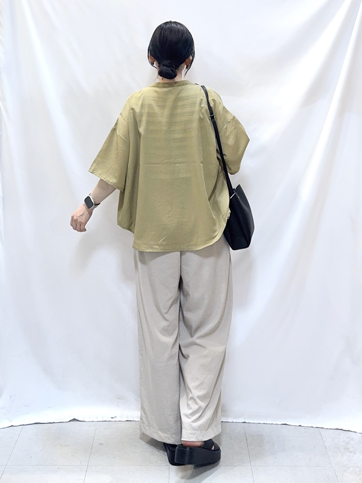 𝐇𝐢𝐫𝐨𝐦𝐢さんの「SHOO･LA･RUE｜【洗濯機可/S-LL】大人の抜け感 ゆるっと5分袖シャツ」を使ったコーディネート