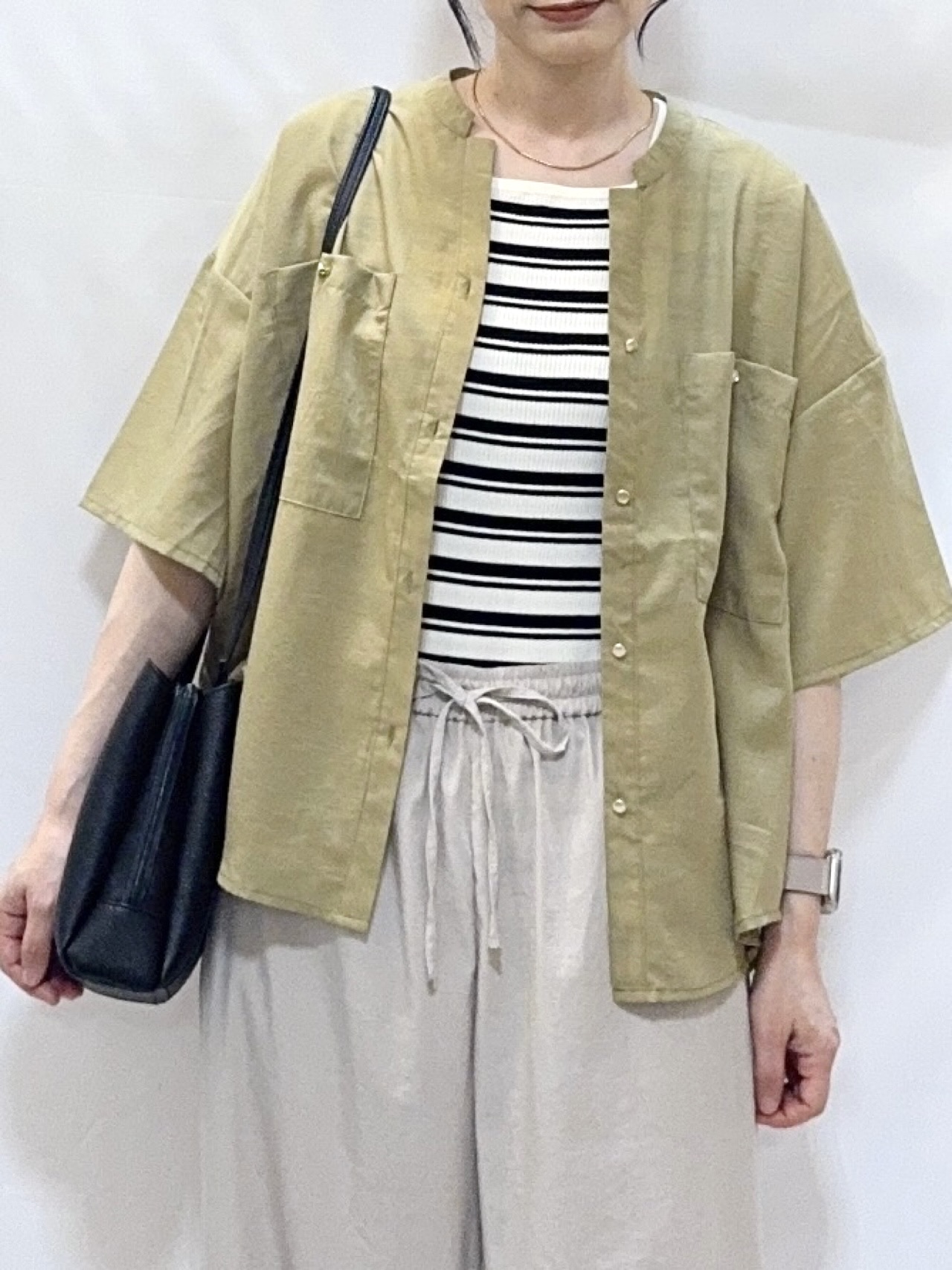 𝐇𝐢𝐫𝐨𝐦𝐢さんの「SHOO･LA･RUE｜【洗濯機可/S-LL】大人の抜け感 ゆるっと5分袖シャツ」を使ったコーディネート