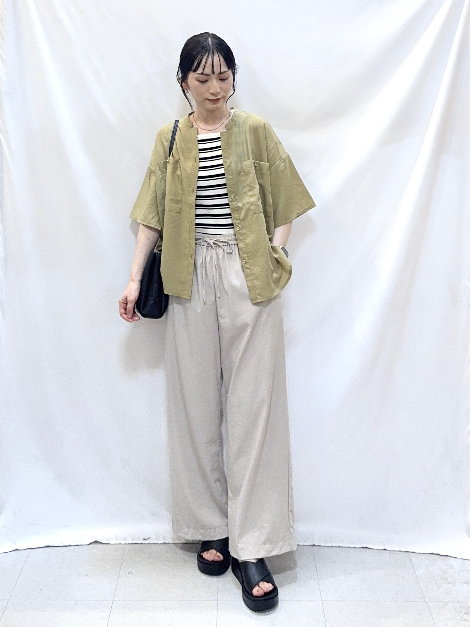 𝐇𝐢𝐫𝐨𝐦𝐢さんの「SHOO･LA･RUE｜【洗濯機可/S-LL】大人の抜け感 ゆるっと5分袖シャツ」を使ったコーディネート