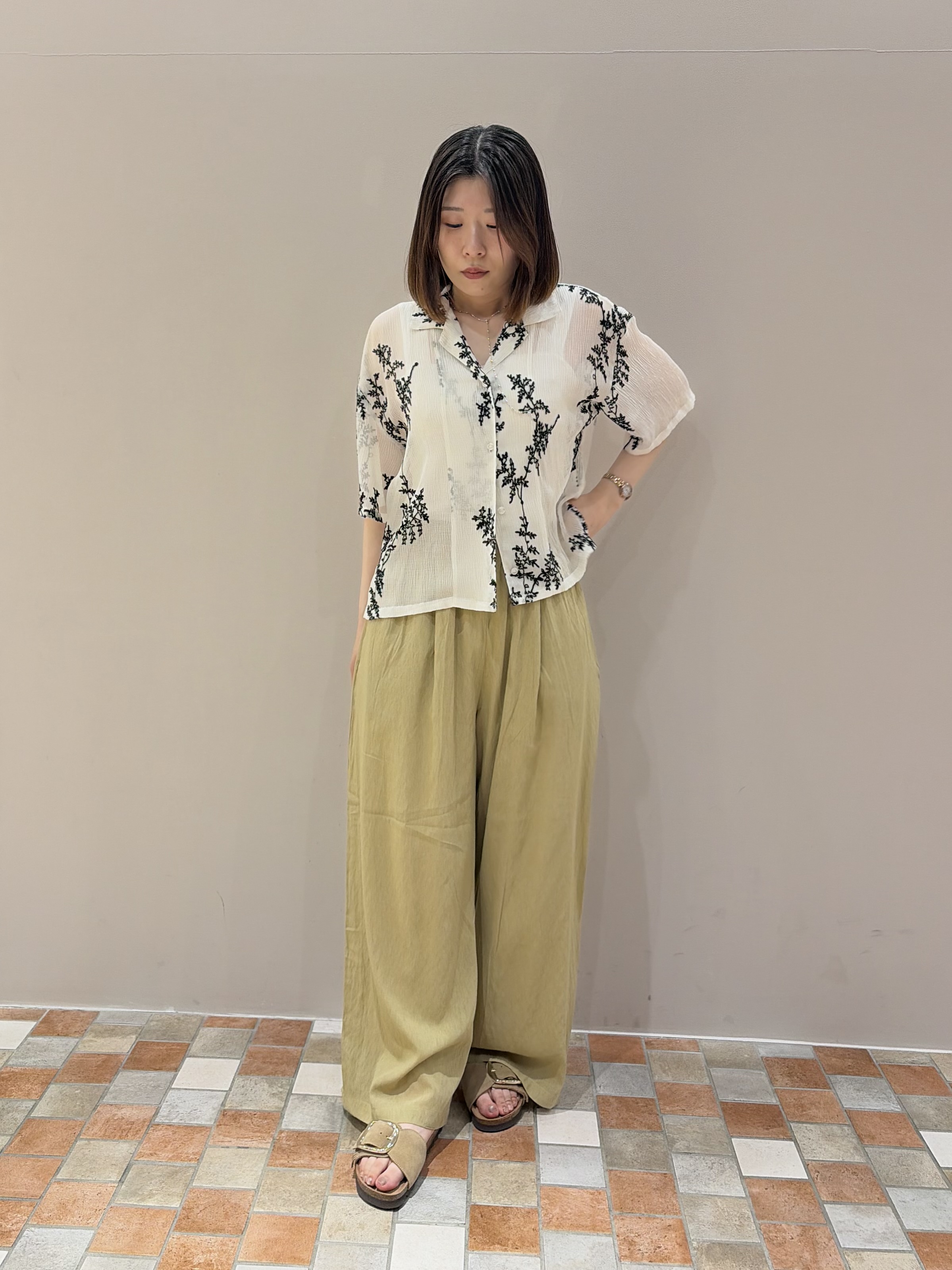 amiさんの「INDIVI｜オープンカラーボタニカル刺繍シャツ【セットアップ可能】」を使ったコーディネート
