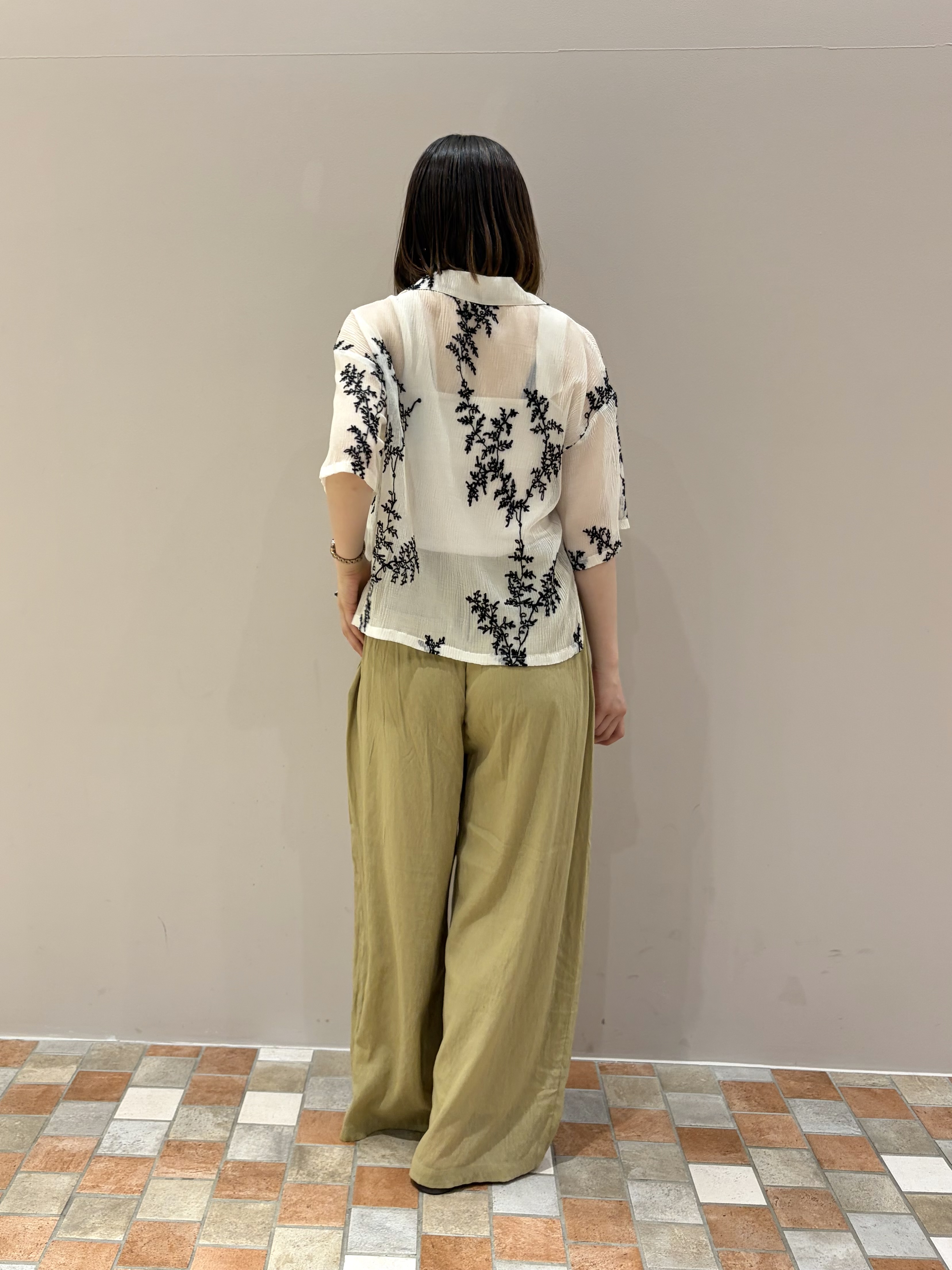 amiさんの「INDIVI｜オープンカラーボタニカル刺繍シャツ【セットアップ可能】」を使ったコーディネート