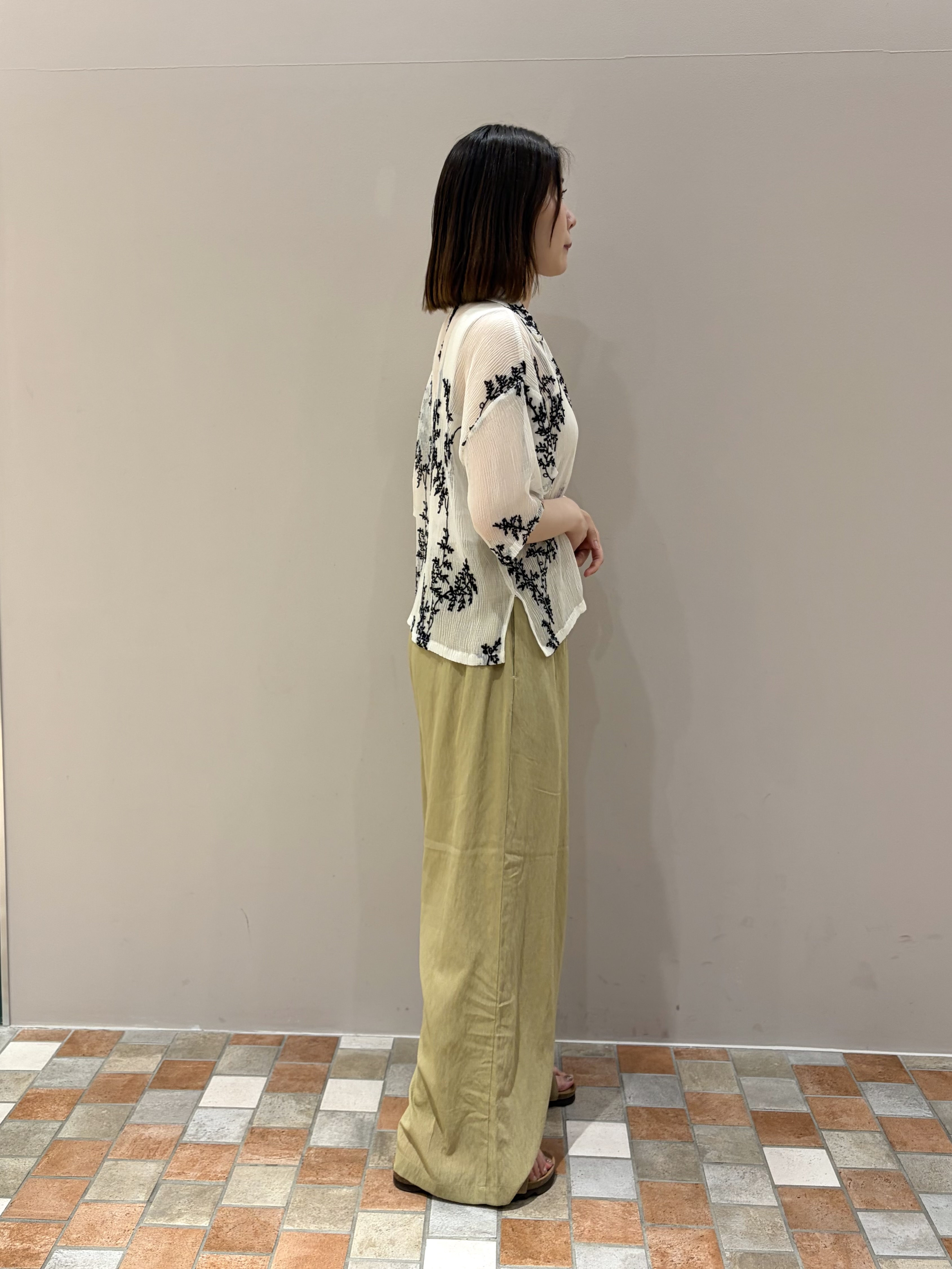 amiさんの「INDIVI｜オープンカラーボタニカル刺繍シャツ【セットアップ可能】」を使ったコーディネート