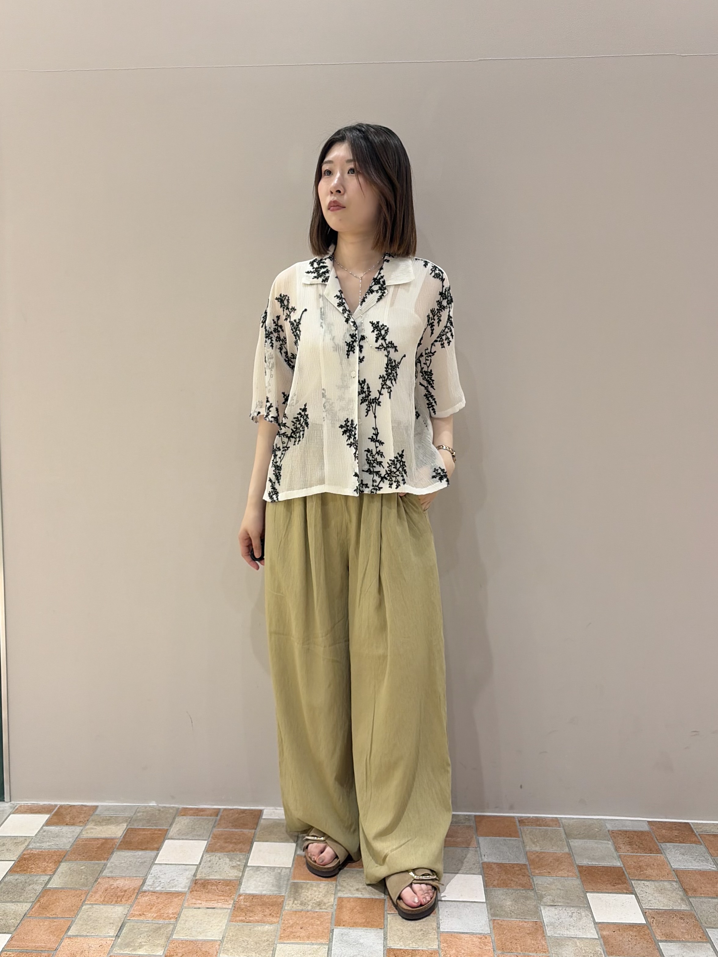 amiさんの「INDIVI｜オープンカラーボタニカル刺繍シャツ【セットアップ可能】」を使ったコーディネート