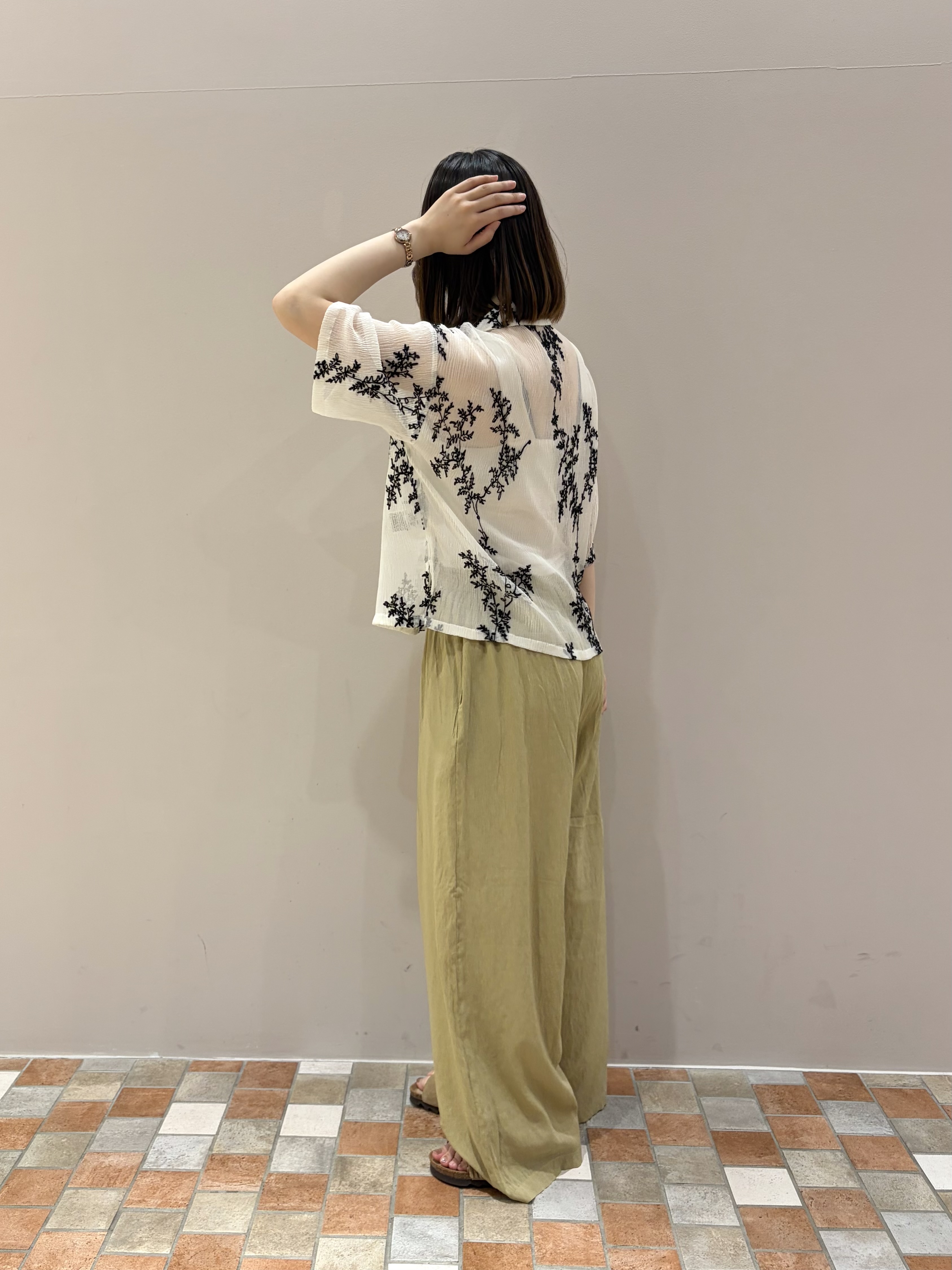 amiさんの「INDIVI｜オープンカラーボタニカル刺繍シャツ【セットアップ可能】」を使ったコーディネート