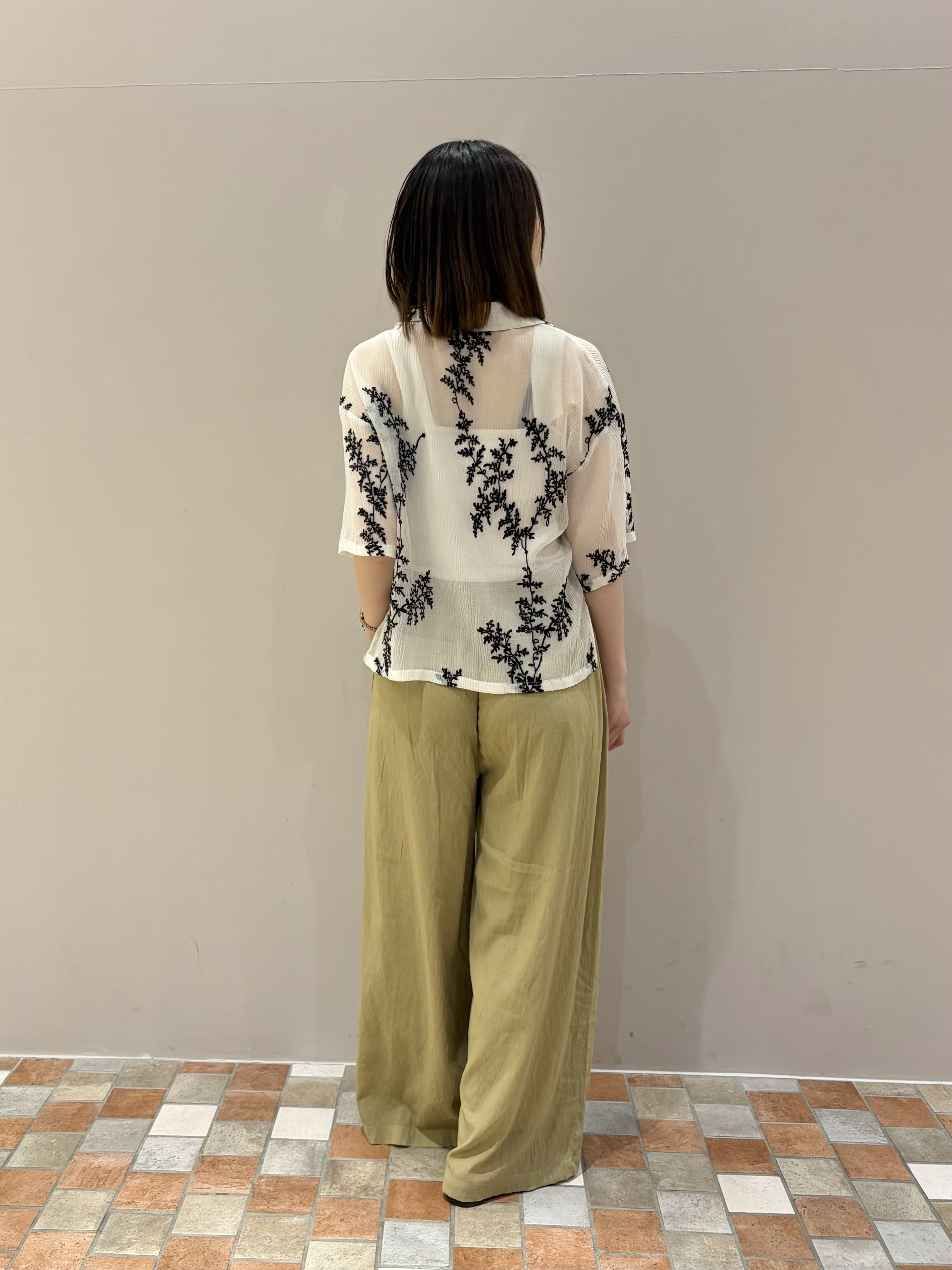 amiさんの「INDIVI｜オープンカラーボタニカル刺繍シャツ【セットアップ可能】」を使ったコーディネート
