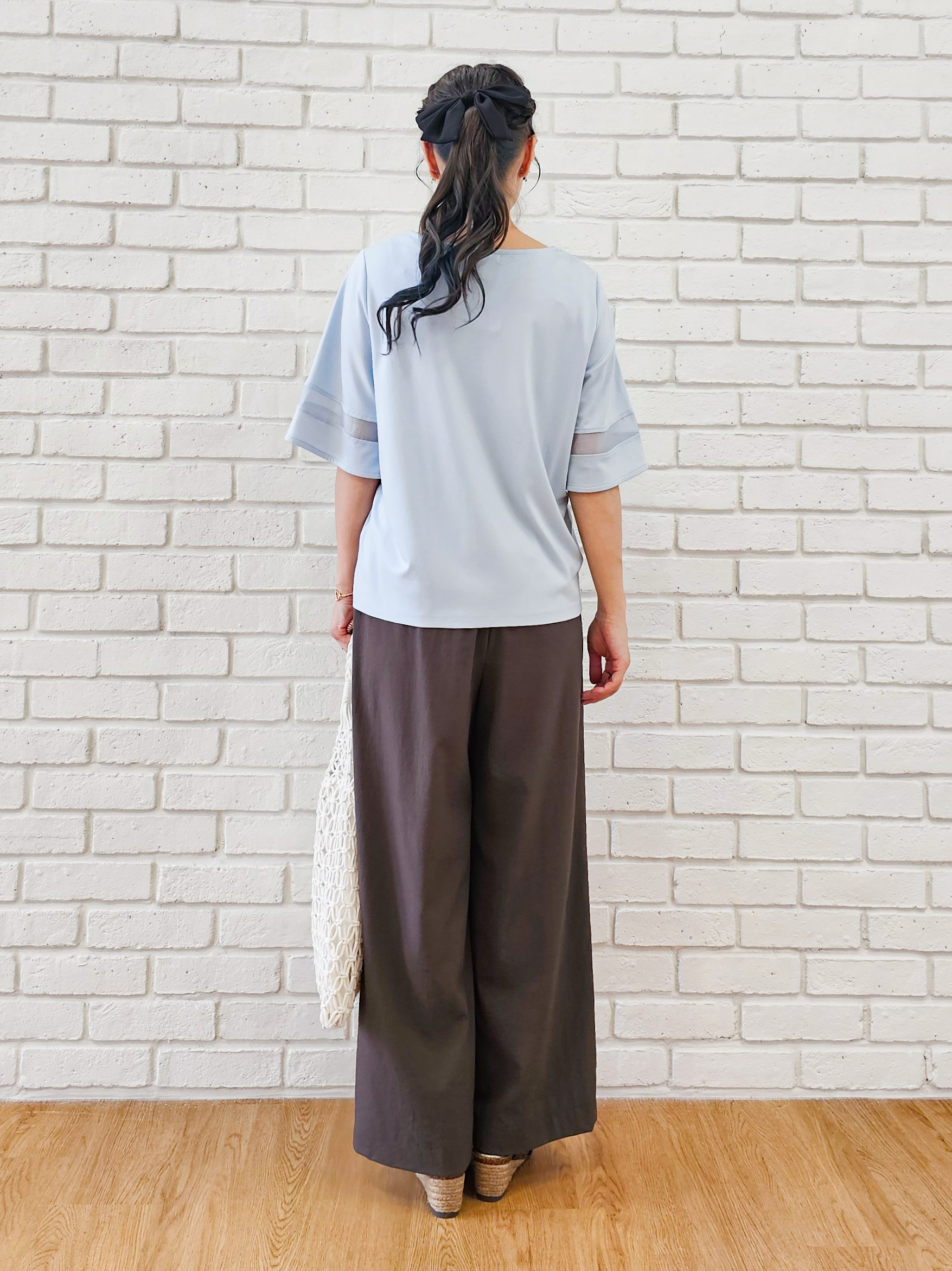 ゆゆさんの「SHOO･LA･RUE｜【洗濯機後しわになりにくい/ひんやり/S-LL】お袖のシアーで抜け感プラス 二の腕隠せるフレアスリー」を使ったコーディネート