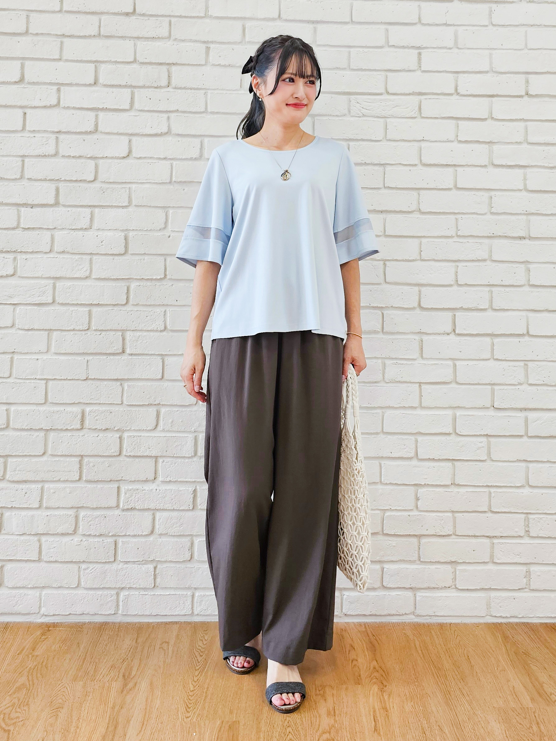 ゆゆさんの「SHOO･LA･RUE｜【洗濯機後しわになりにくい/ひんやり/S-LL】お袖のシアーで抜け感プラス 二の腕隠せるフレアスリー」を使ったコーディネート