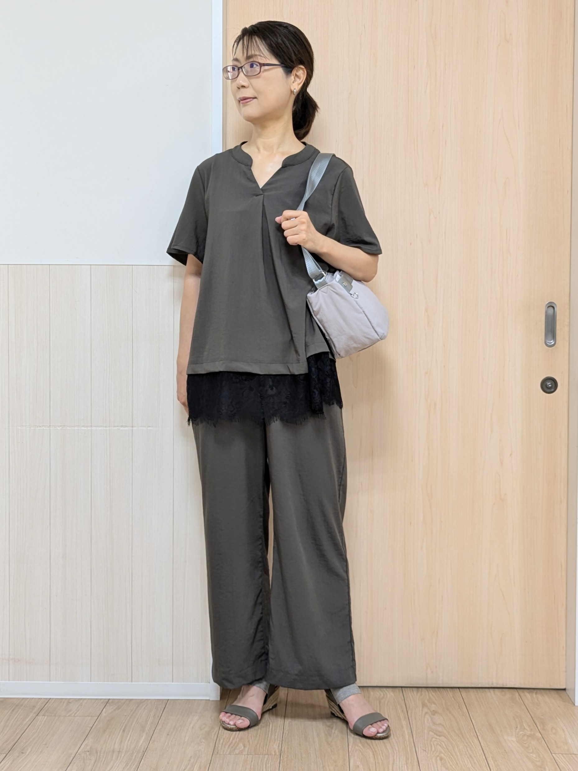 YuAさんの「SHOO･LA･RUE｜【S-LL/洗濯機可】軽凛(かろりん)ひんやり スキッパー裾レースブラウス」を使ったコーディネート