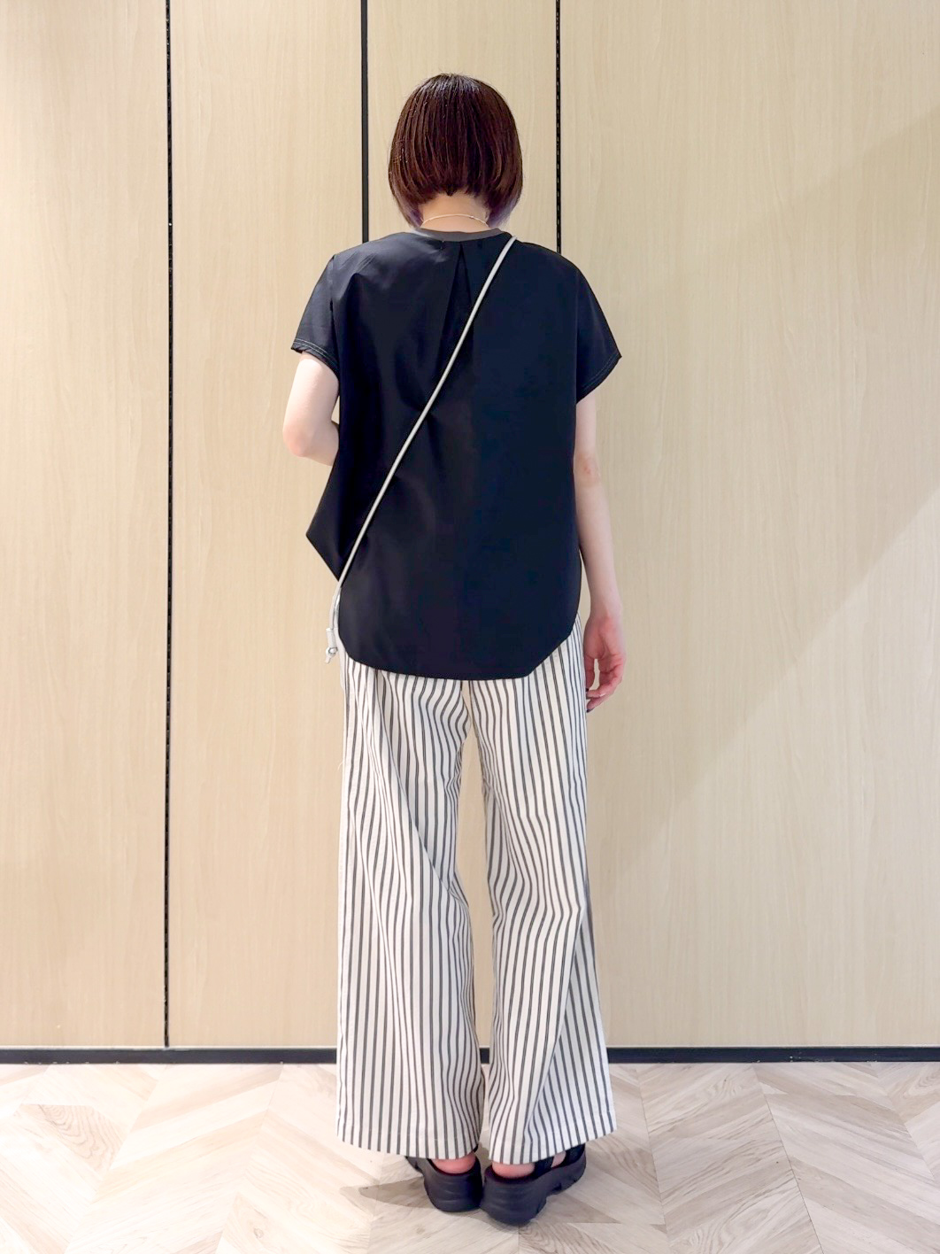 𝐜𝐡𝐢𝐤𝐚さんの「SHOO･LA･RUE｜【ひんやり/S-LL】インしない大人の爽やかスタイルに 前後異素材切替トップス」を使ったコーディネート
