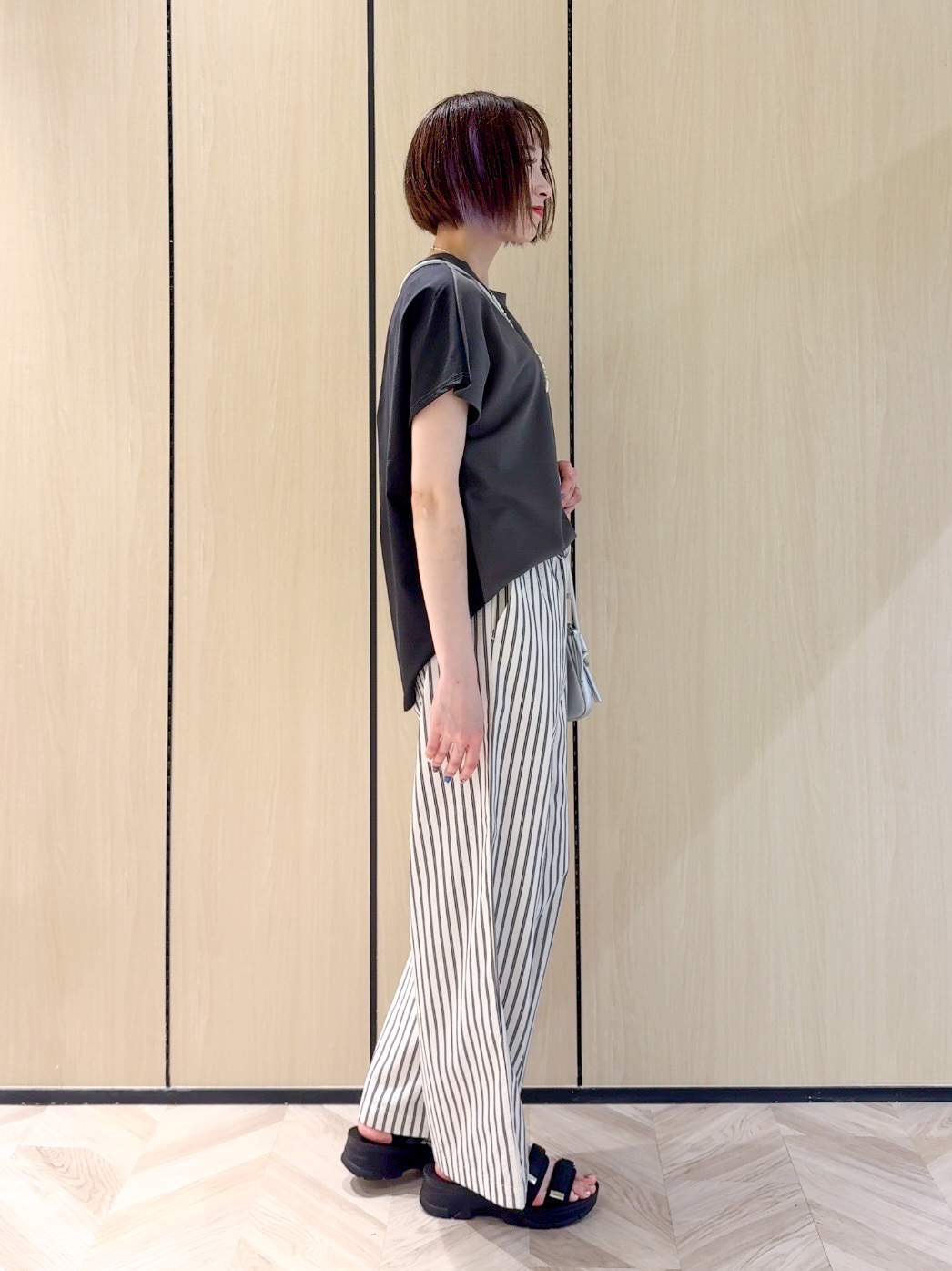 𝐜𝐡𝐢𝐤𝐚さんの「SHOO･LA･RUE｜【ひんやり/S-LL】インしない大人の爽やかスタイルに 前後異素材切替トップス」を使ったコーディネート