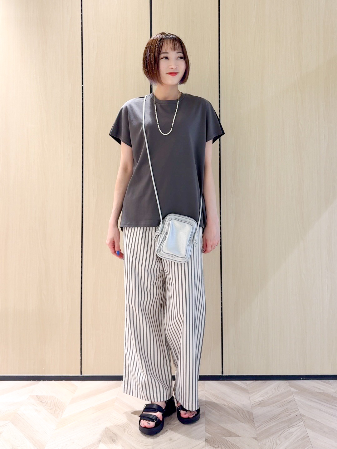 𝐜𝐡𝐢𝐤𝐚さんの「SHOO･LA･RUE｜【ひんやり/S-LL】インしない大人の爽やかスタイルに 前後異素材切替トップス」を使ったコーディネート