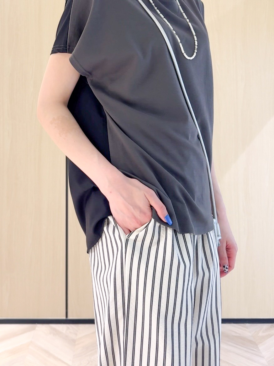 𝐜𝐡𝐢𝐤𝐚さんの「SHOO･LA･RUE｜【ひんやり/S-LL】インしない大人の爽やかスタイルに 前後異素材切替トップス」を使ったコーディネート