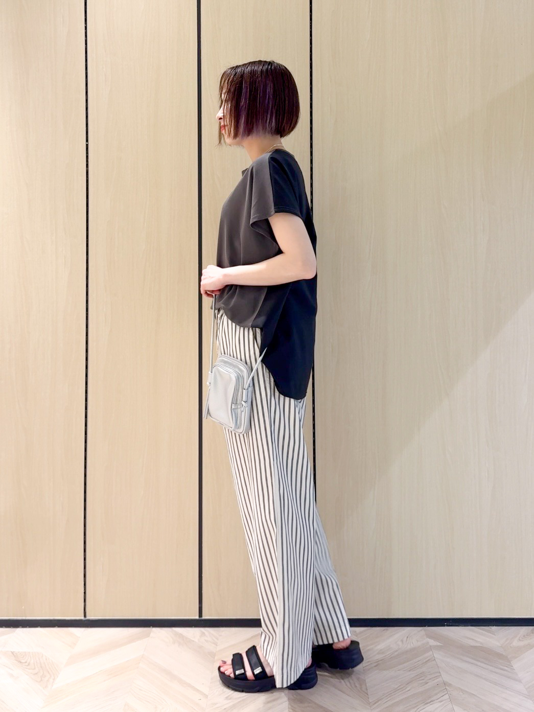 𝐜𝐡𝐢𝐤𝐚さんの「SHOO･LA･RUE｜【ひんやり/S-LL】インしない大人の爽やかスタイルに 前後異素材切替トップス」を使ったコーディネート
