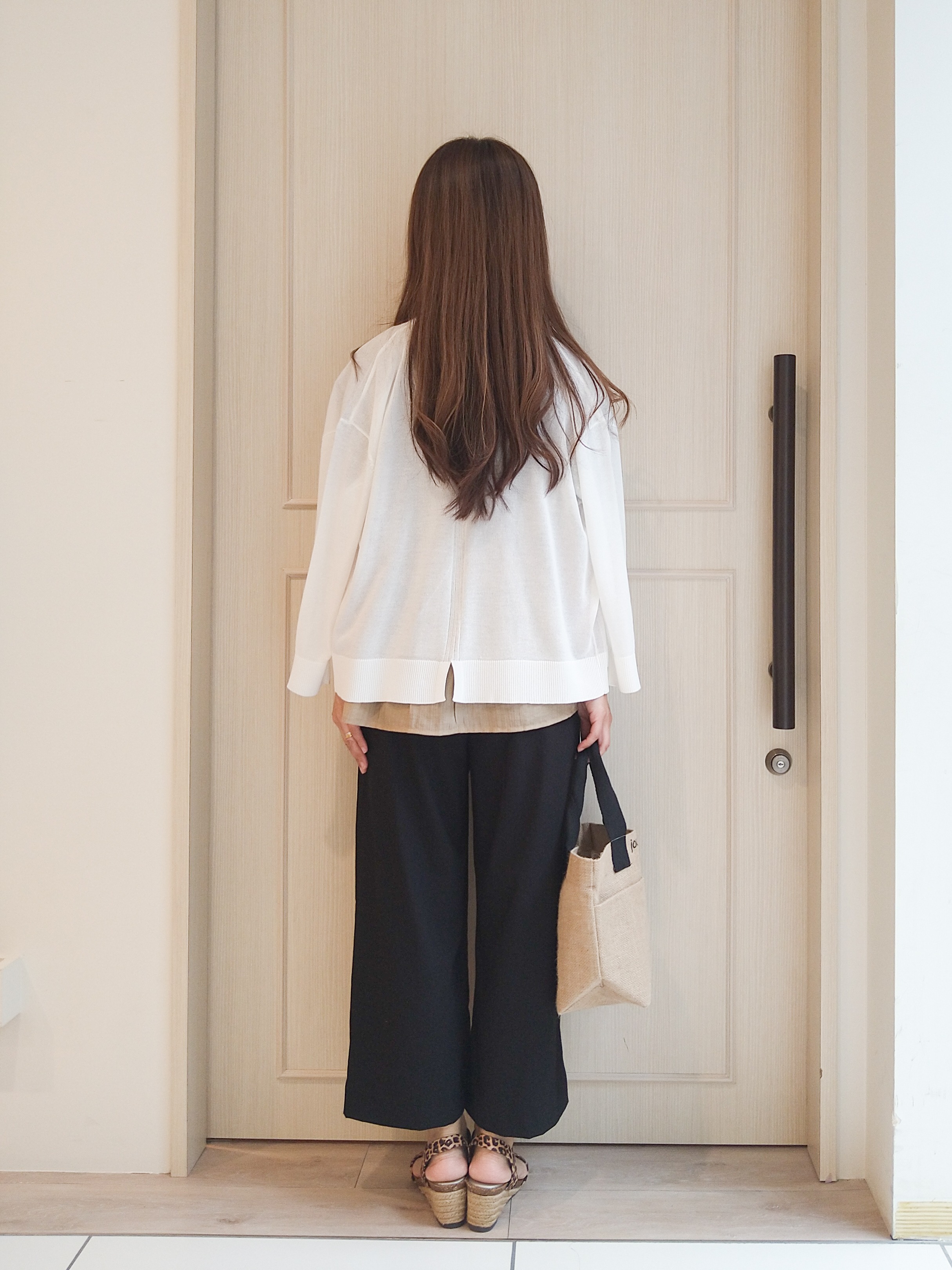 mi-saさんの「SHOO･LA･RUE｜【ひんやり/洗濯機可/S-LL】オンにもオフにも マルチに使えるボタンレスカーディガン」を使ったコーディネート