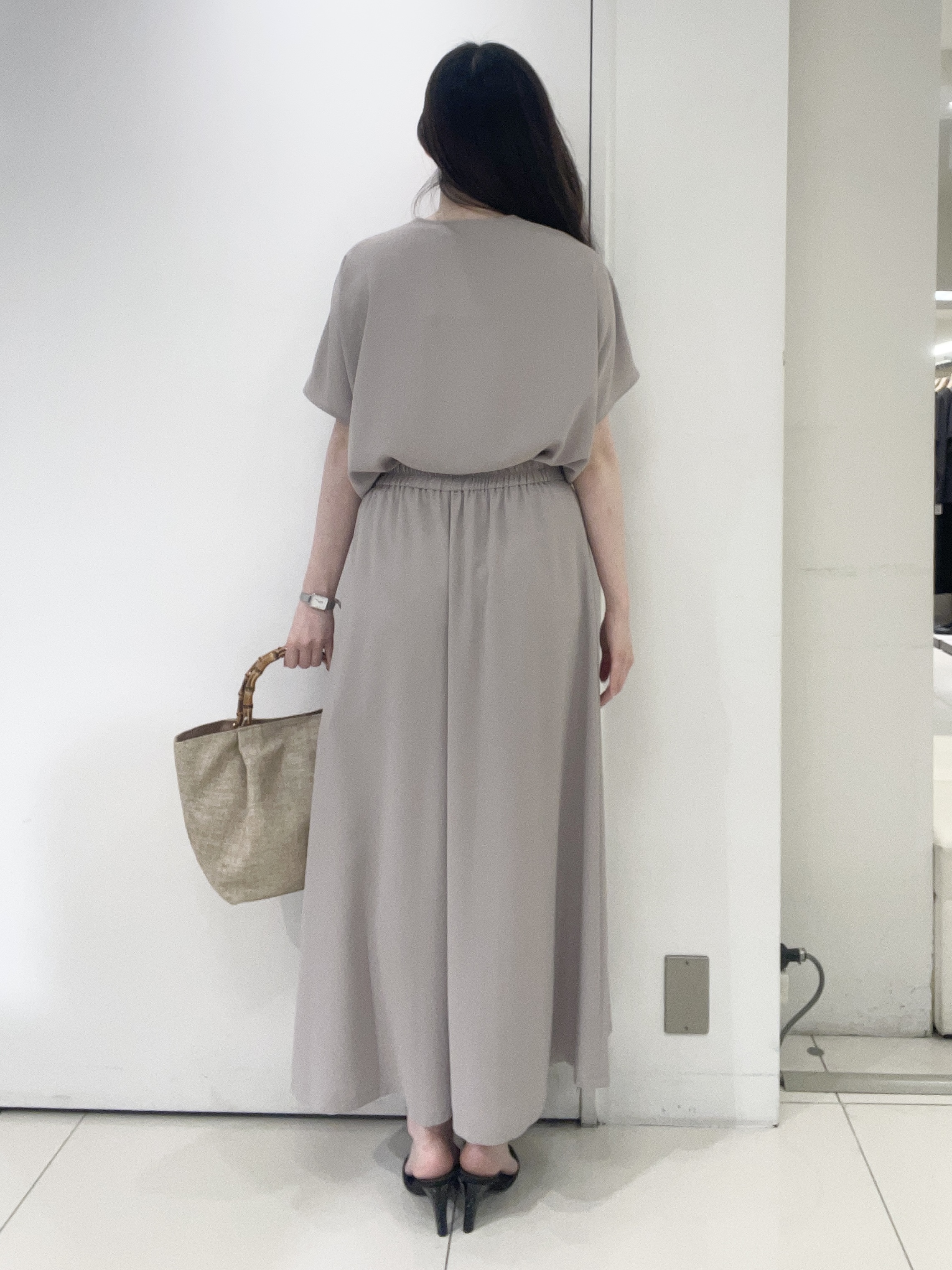 moeさんの「UNTITLED｜【UV/接触冷感/セットアップ可】リラクシーキーVネックブラウス」を使ったコーディネート