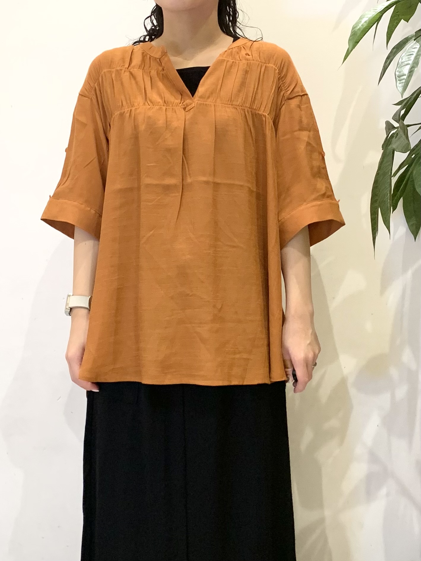 ちゃろさんの「SHOO･LA･RUE｜【ひんやり/UV】お袖の長さが調整出来る シャーリングスキッパーブラウス」を使ったコーディネート